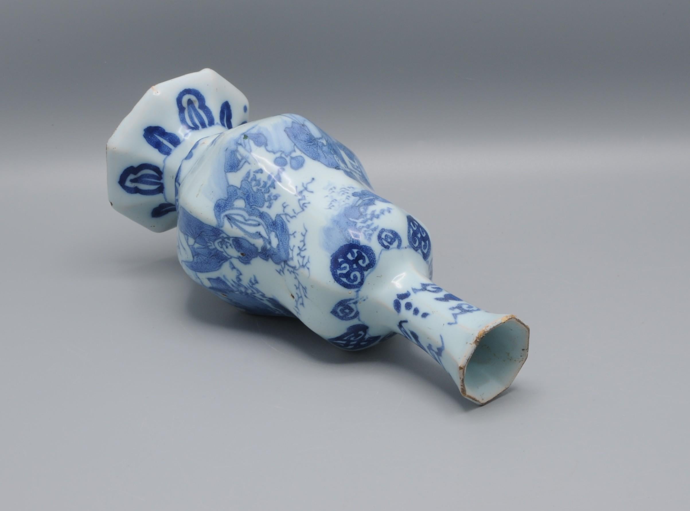 Delft - octagonal kalbas shaped vase,  late 17th century In Good Condition For Sale In DELFT, NL