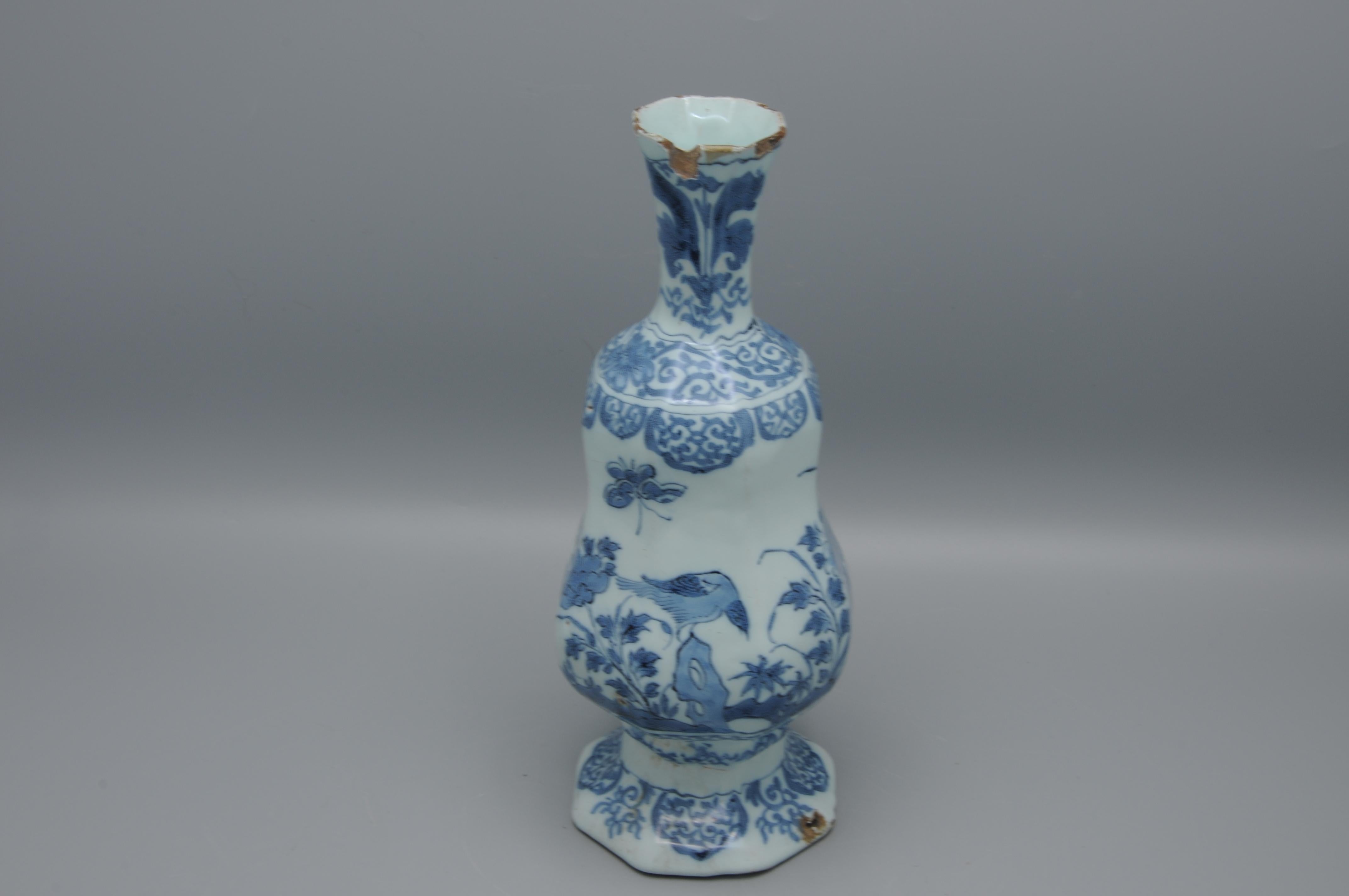 Earthenware Delft - octagonal kalbas shaped vase,  late 17th century For Sale