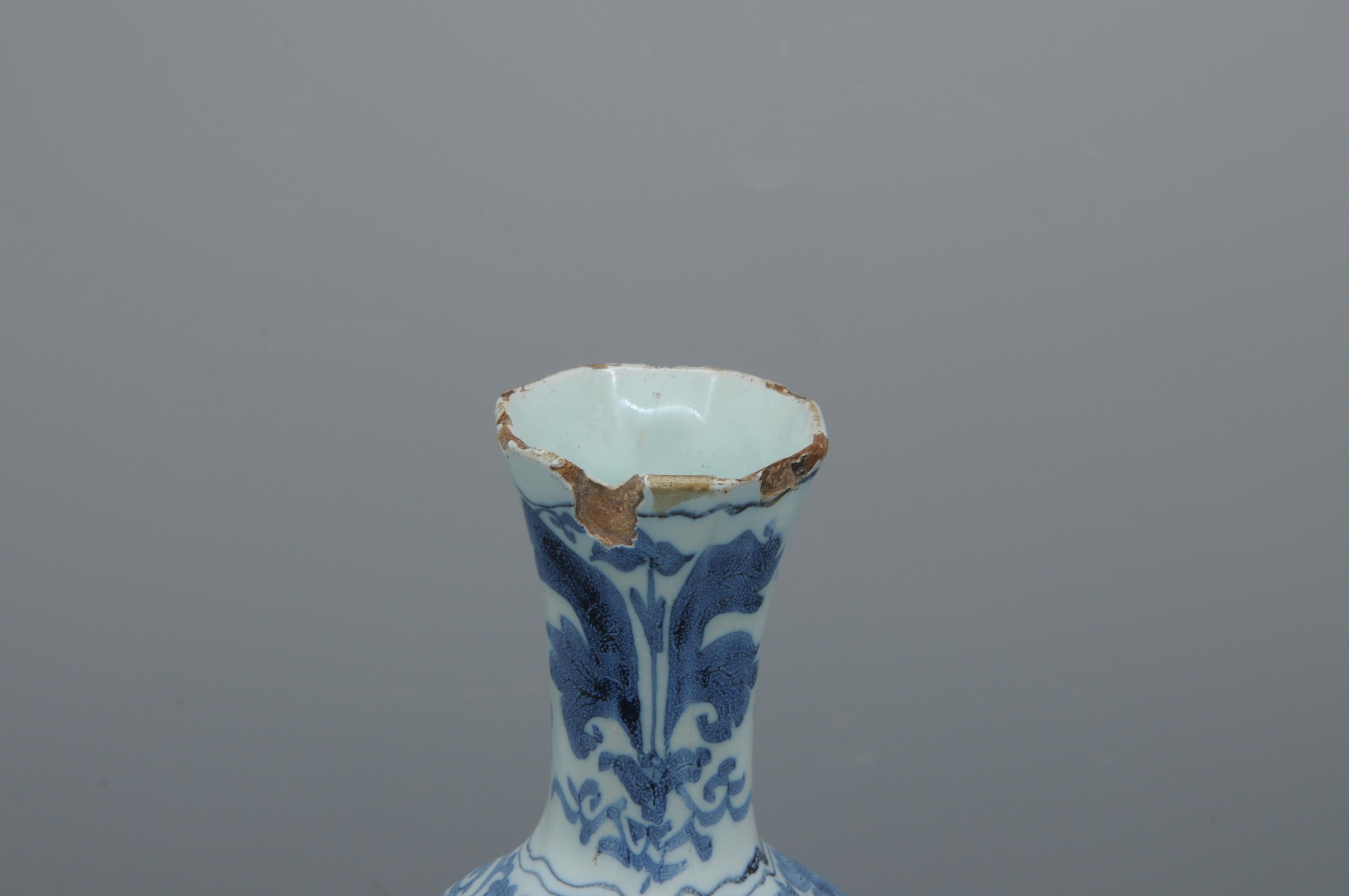 Delft - octagonal kalbas shaped vase,  late 17th century For Sale 1