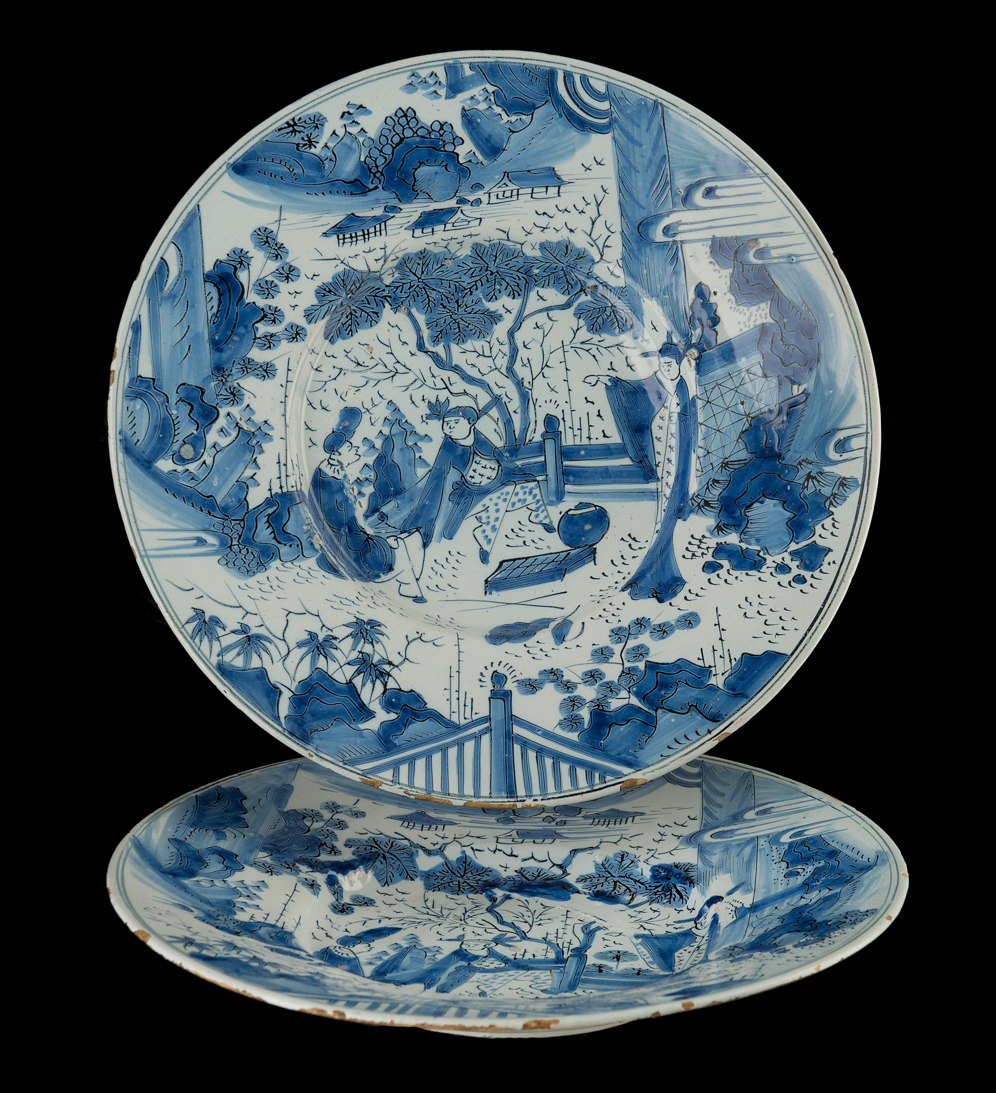Pair of blue and white chinoiserie dishes. Delft 1680-1700.
[attributed to] The Three Porcelain Ash Barrels pottery 

Pair of blue and white dishes with a wide-spreading flange, the surface painted entirely with a blue and white chinoiserie