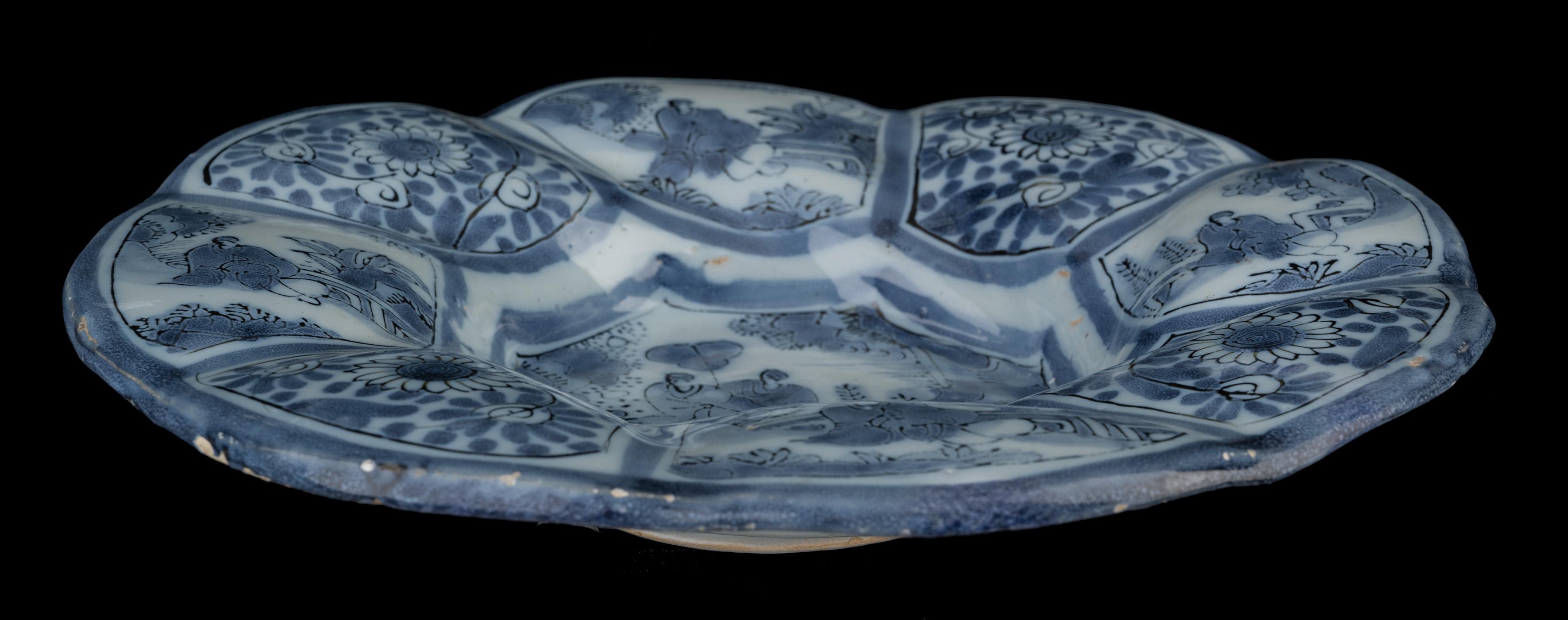 Delft Pair of blue and white chinoiserie lobed dishes 1680-1700  For Sale 2