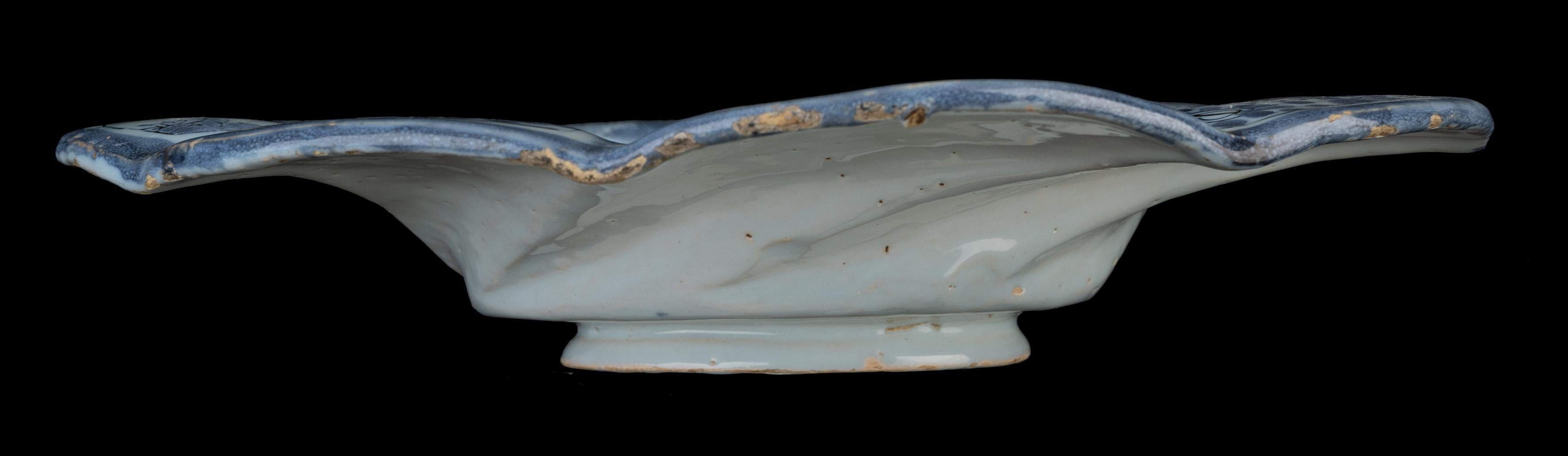 Delft Pair of blue and white chinoiserie lobed dishes 1680-1700 In Good Condition For Sale In ROSSUM, GE