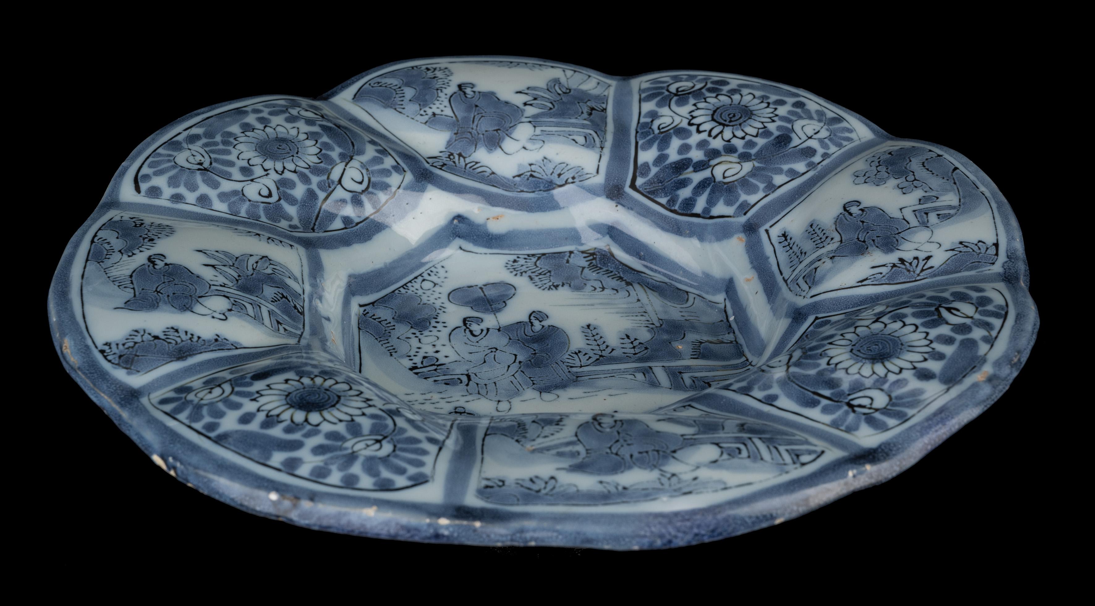 Delft Pair of blue and white chinoiserie lobed dishes 1680-1700  For Sale 1