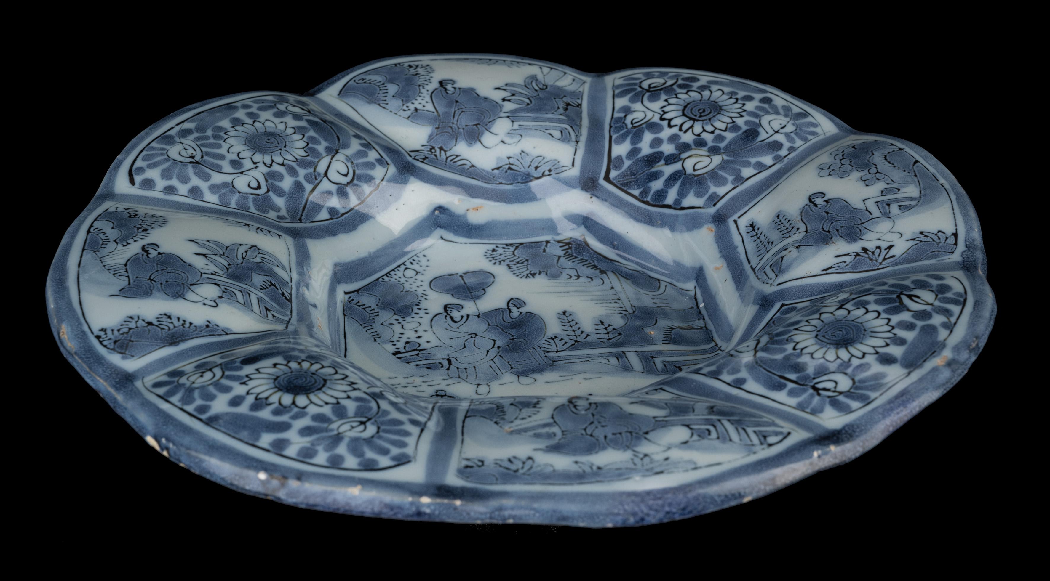 Delft Pair of blue and white chinoiserie lobed dishes 1680-1700 For Sale 1