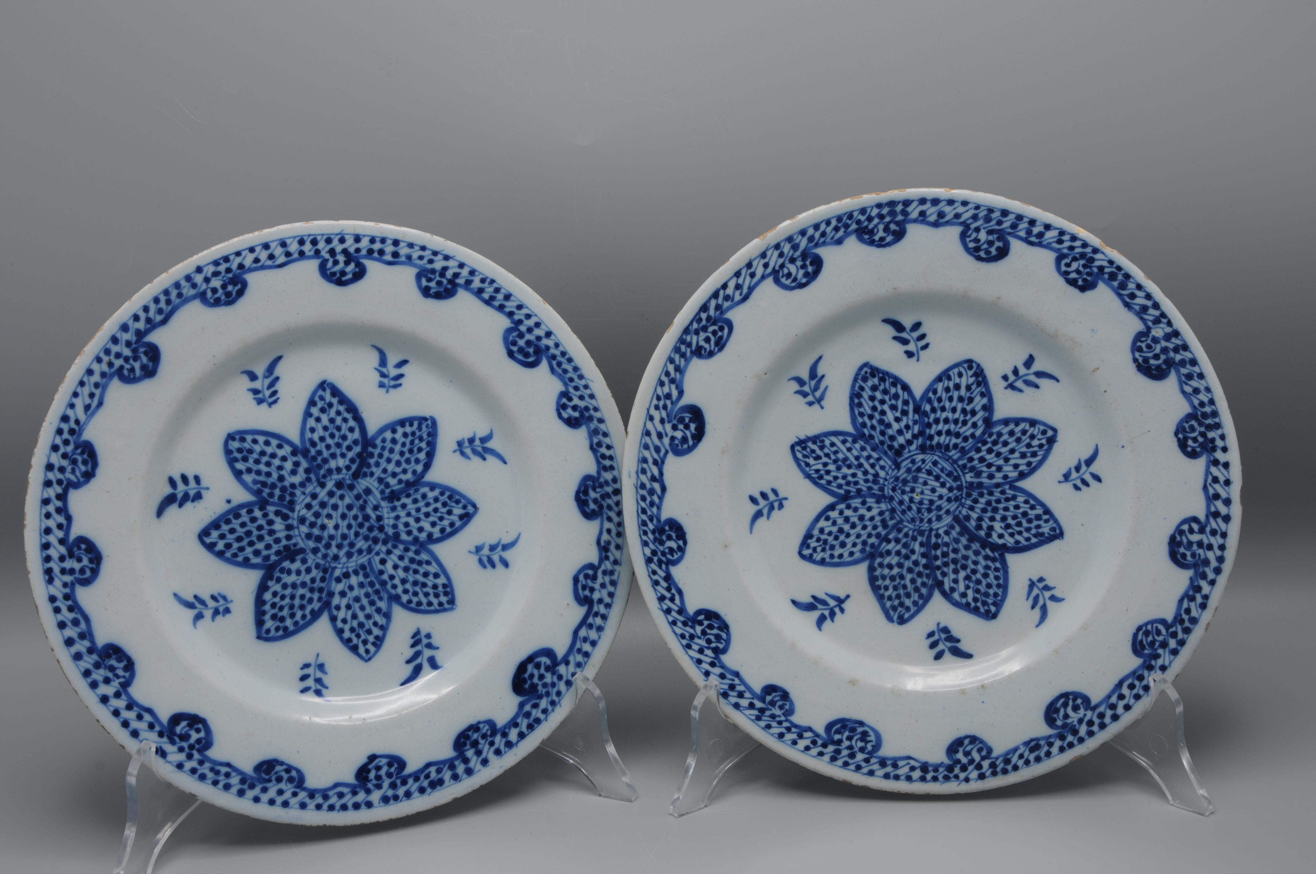 Delft - Pair of blue and white Delftware plates - 18th century en vente 2