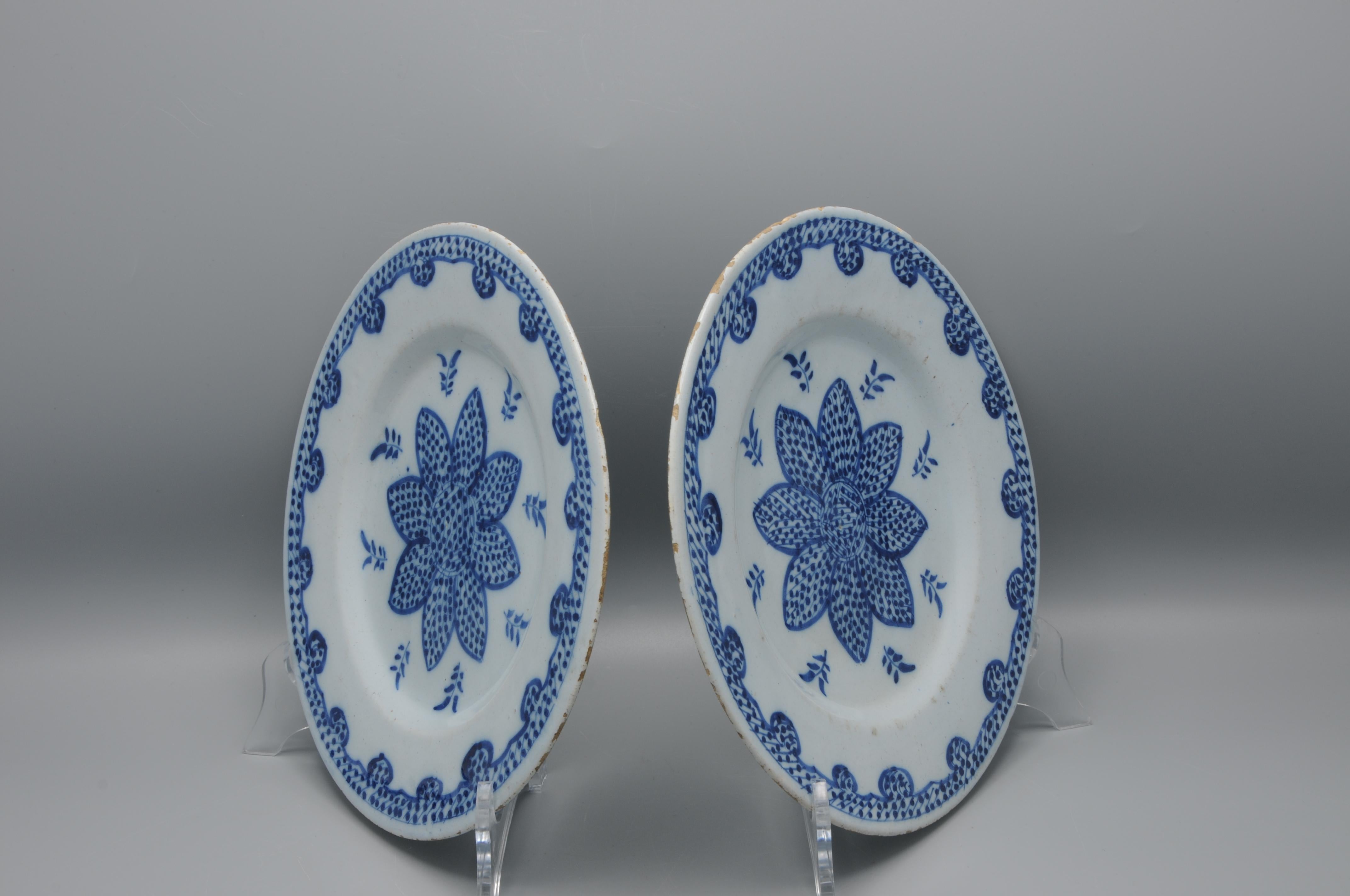 Delft - Pair of blue and white Delftware plates - 18th century en vente 3