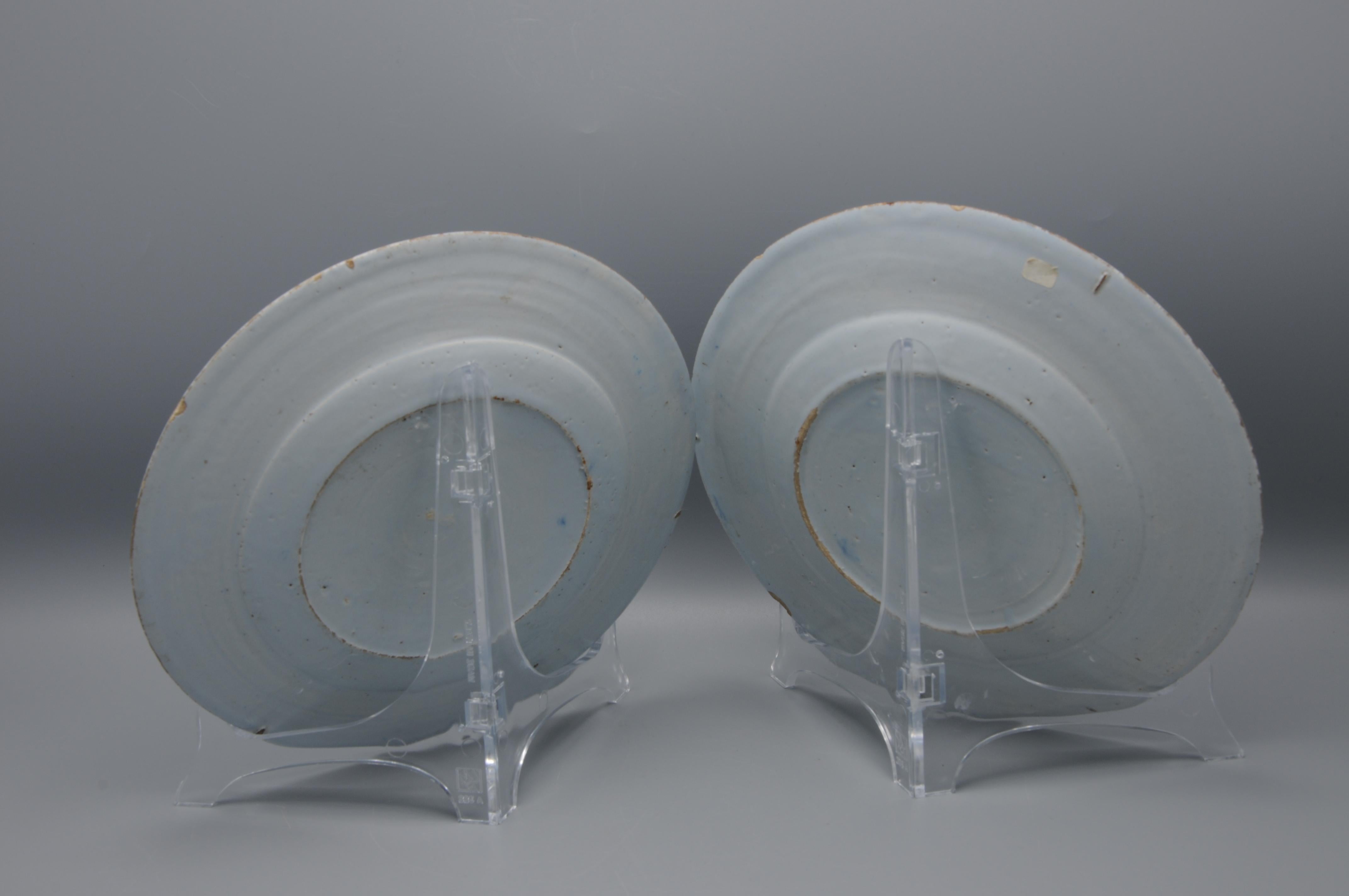 Delft - Pair of blue and white Delftware plates - 18th century en vente 4