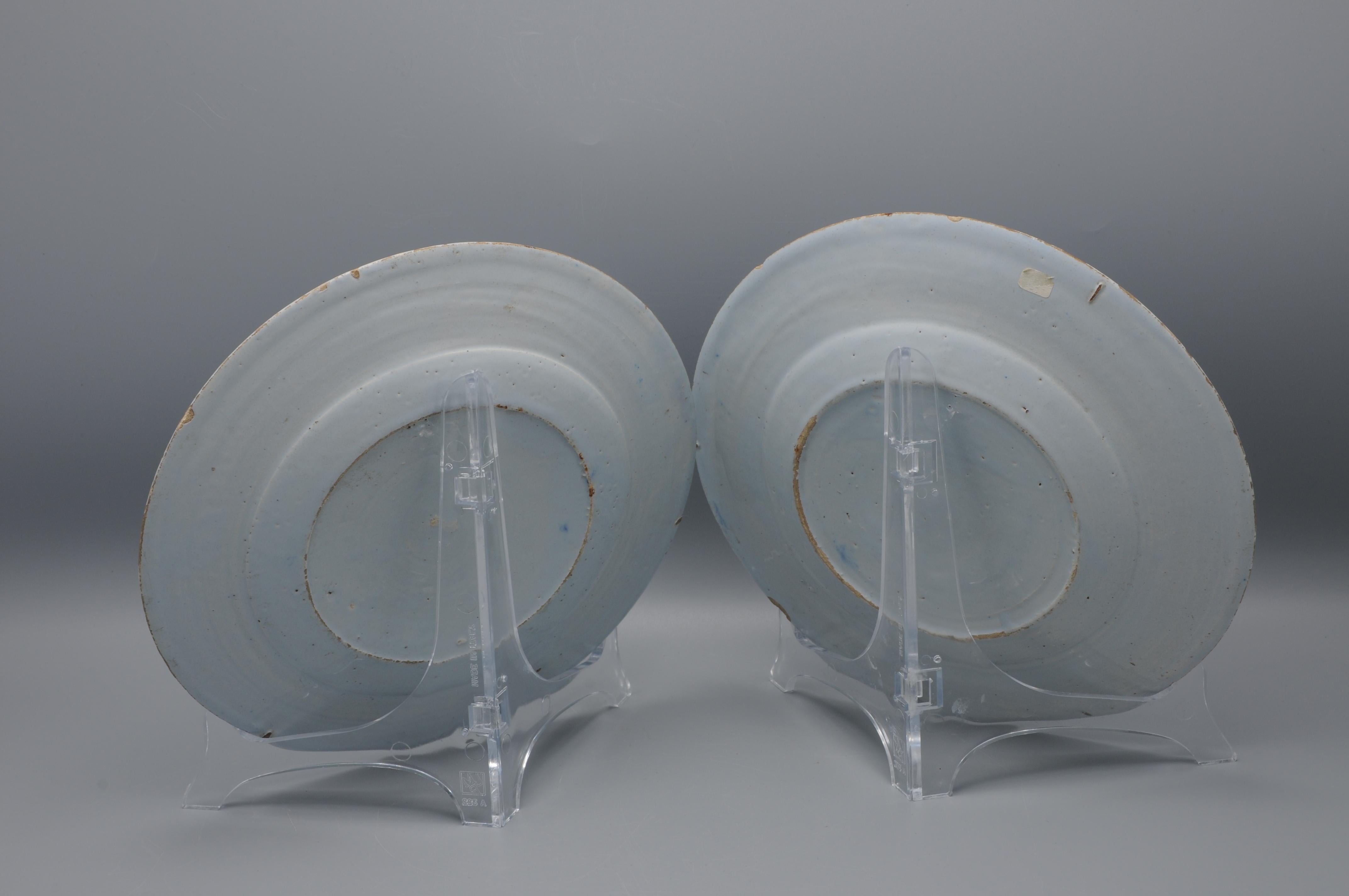 Delft - Pair of blue and white Delftware plates - 18th century en vente 5