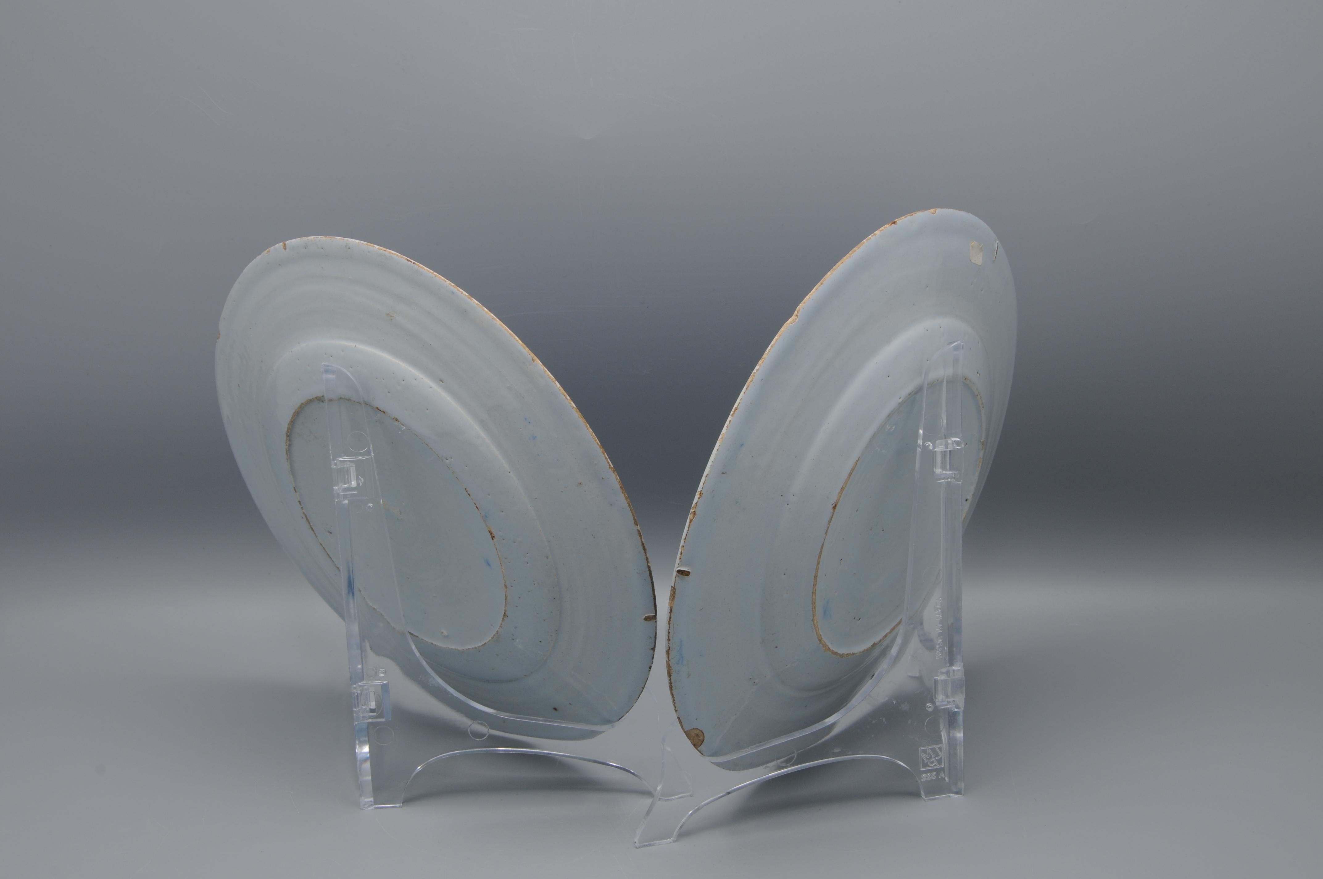 Delft - Pair of blue and white Delftware plates - 18th century en vente 6