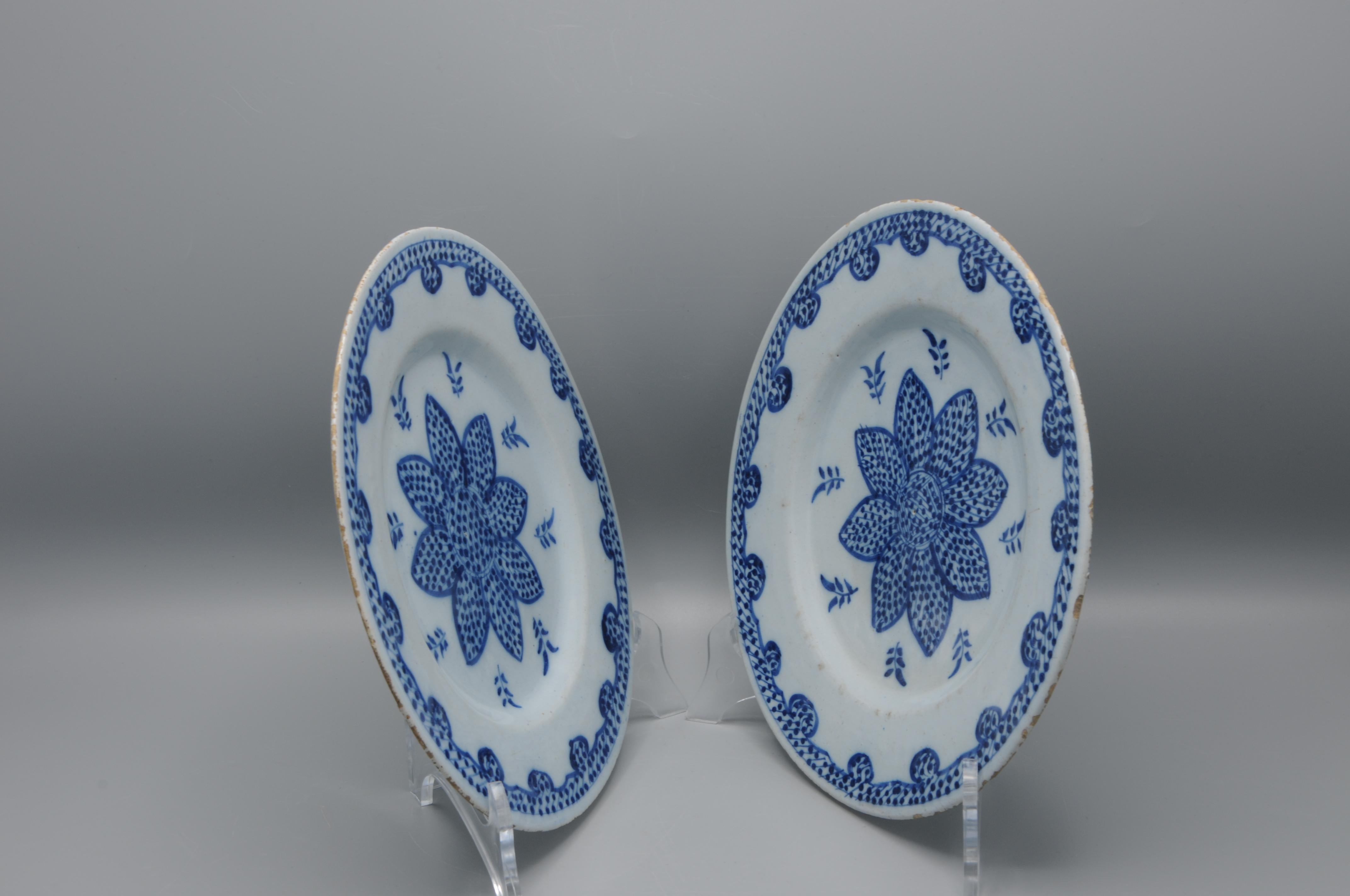 Delft - Pair of blue and white Delftware plates - 18th century en vente 7