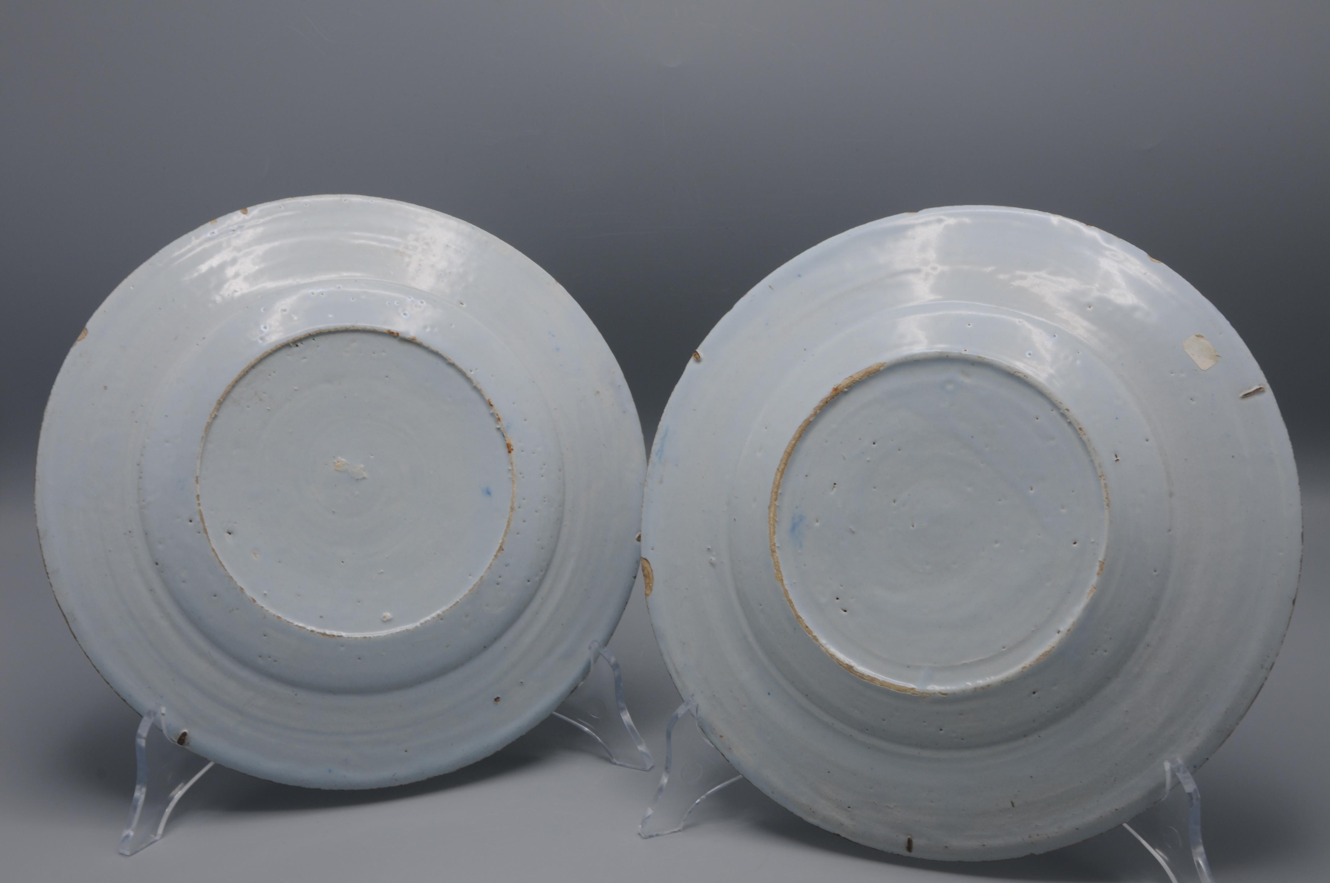 Delft - Pair of blue and white Delftware plates - 18th century en vente 8