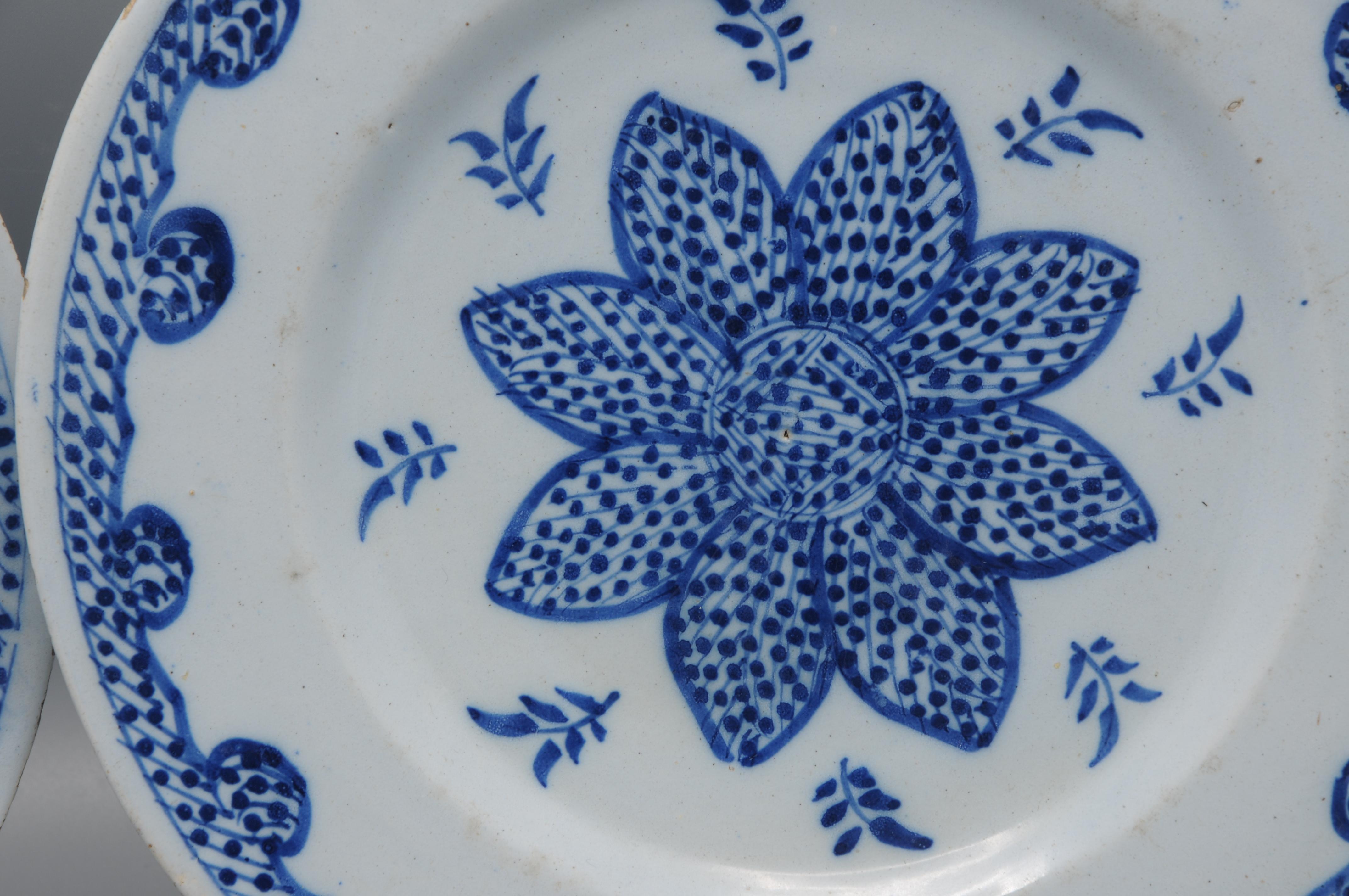 Chinoiseries Delft - Pair of blue and white Delftware plates - 18th century en vente