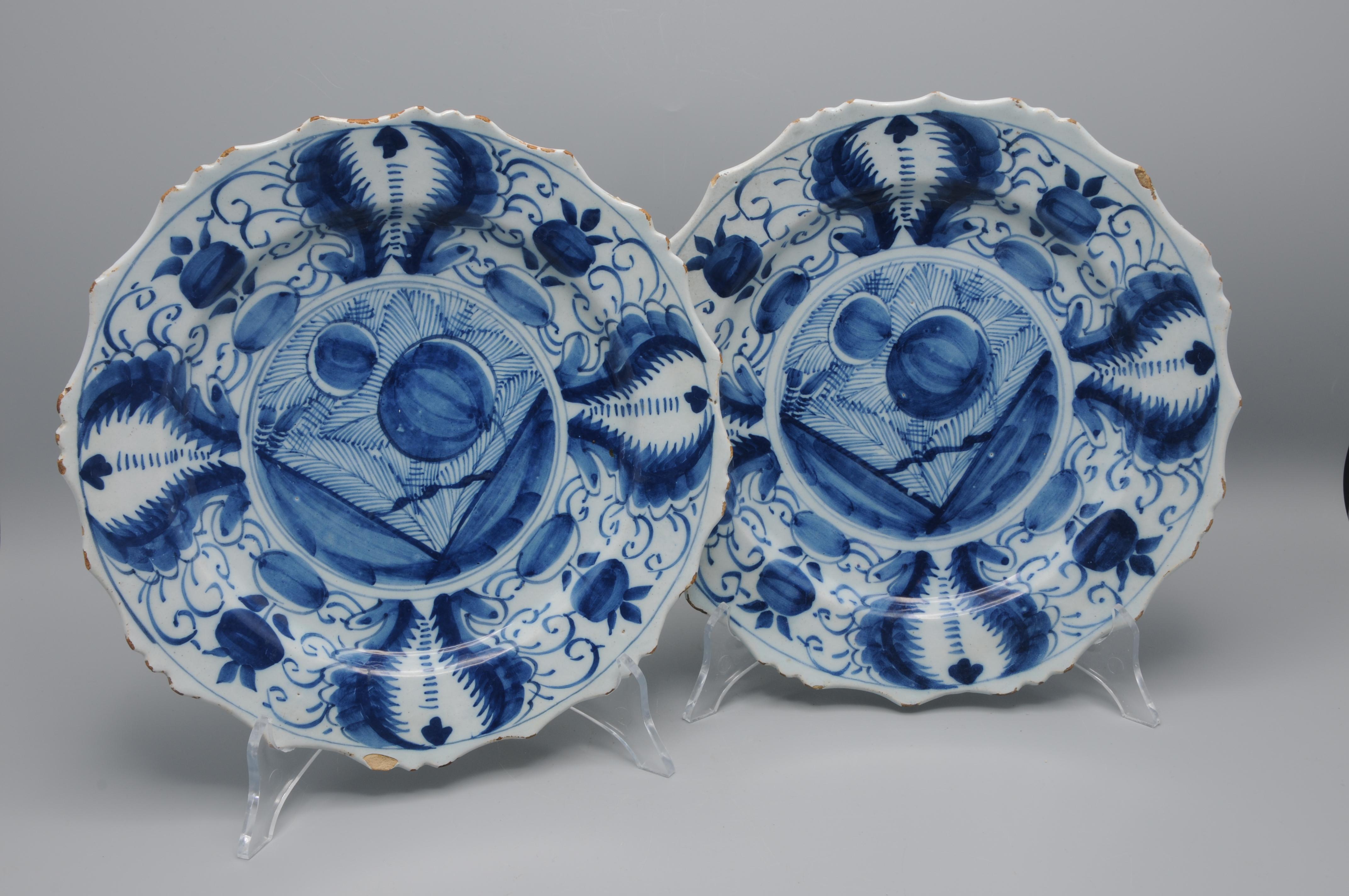 Chinoiserie Delft - Pair of blue and white Delftware plates - 18th century For Sale