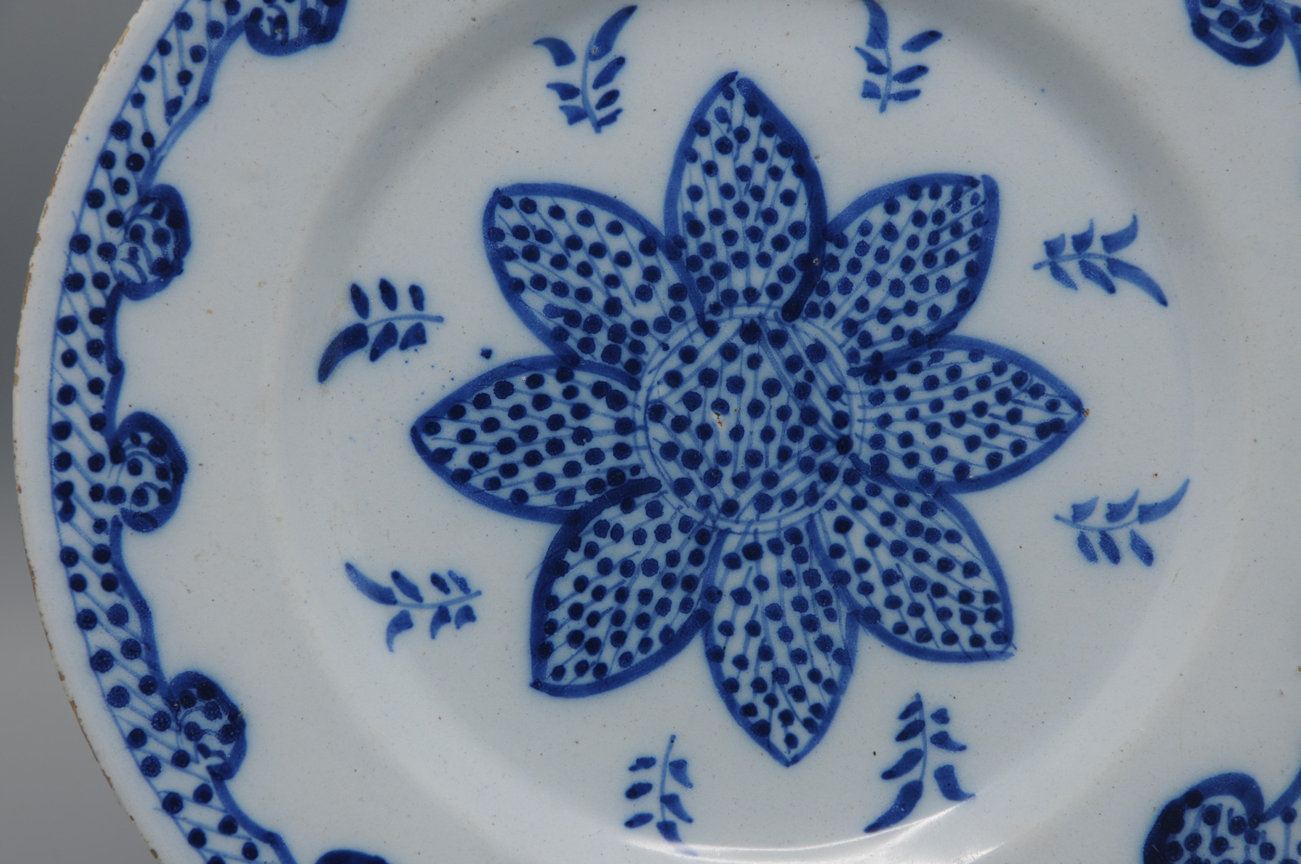 Néerlandais Delft - Pair of blue and white Delftware plates - 18th century en vente
