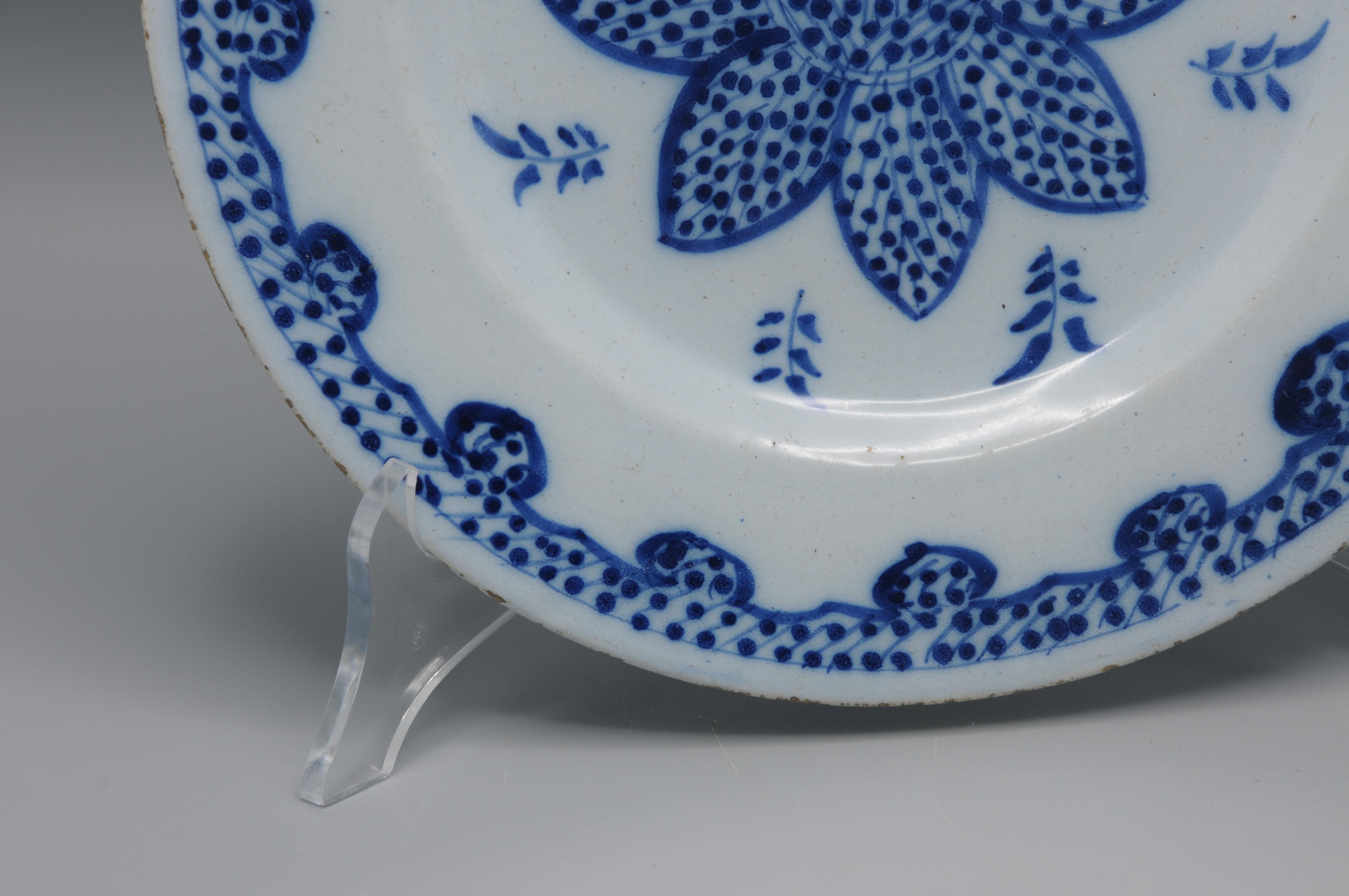 Delft - Pair of blue and white Delftware plates - 18th century Bon état - En vente à DELFT, NL