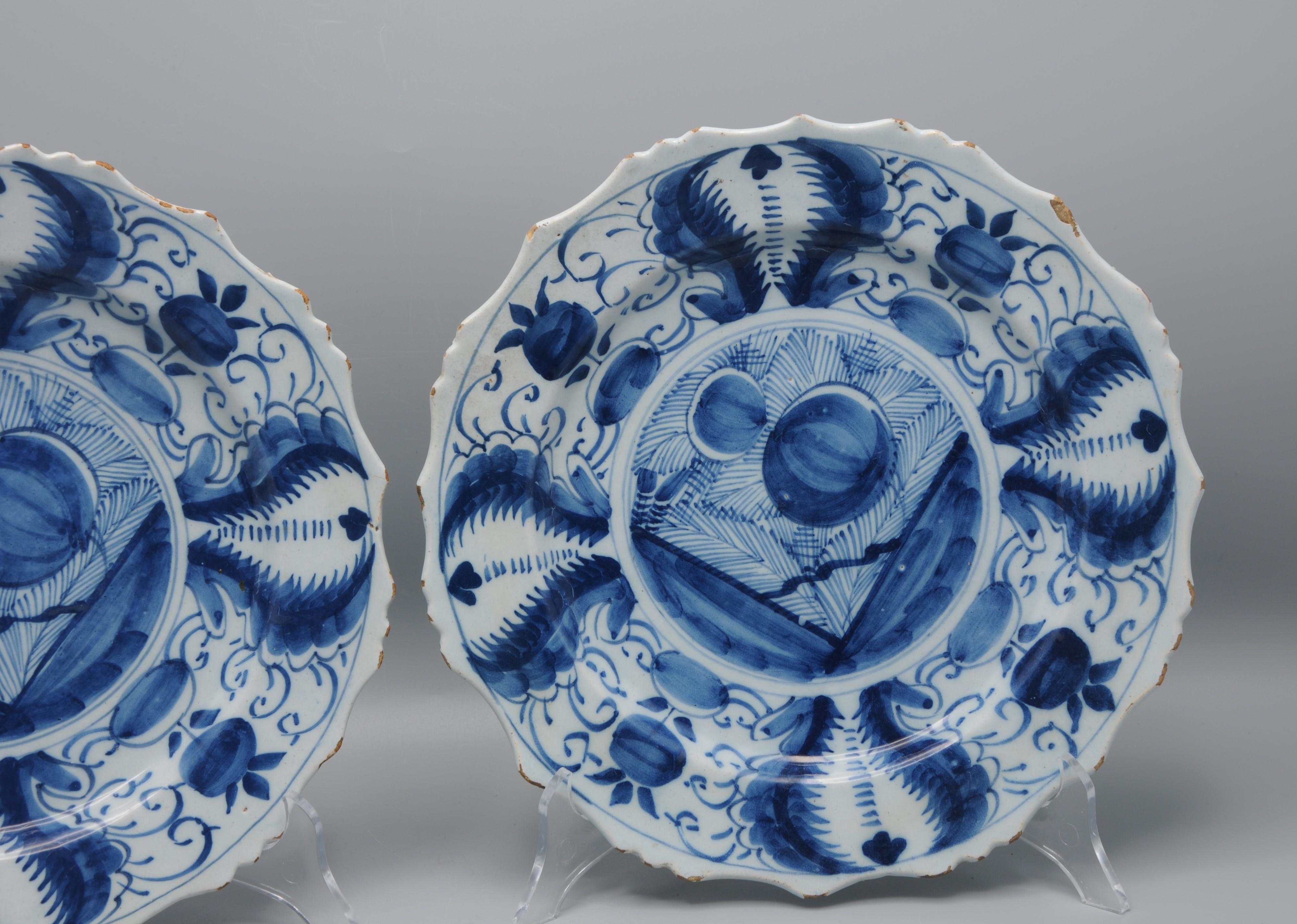Delft - Pair of blue and white Delftware plates - 18th century In Good Condition For Sale In DELFT, NL