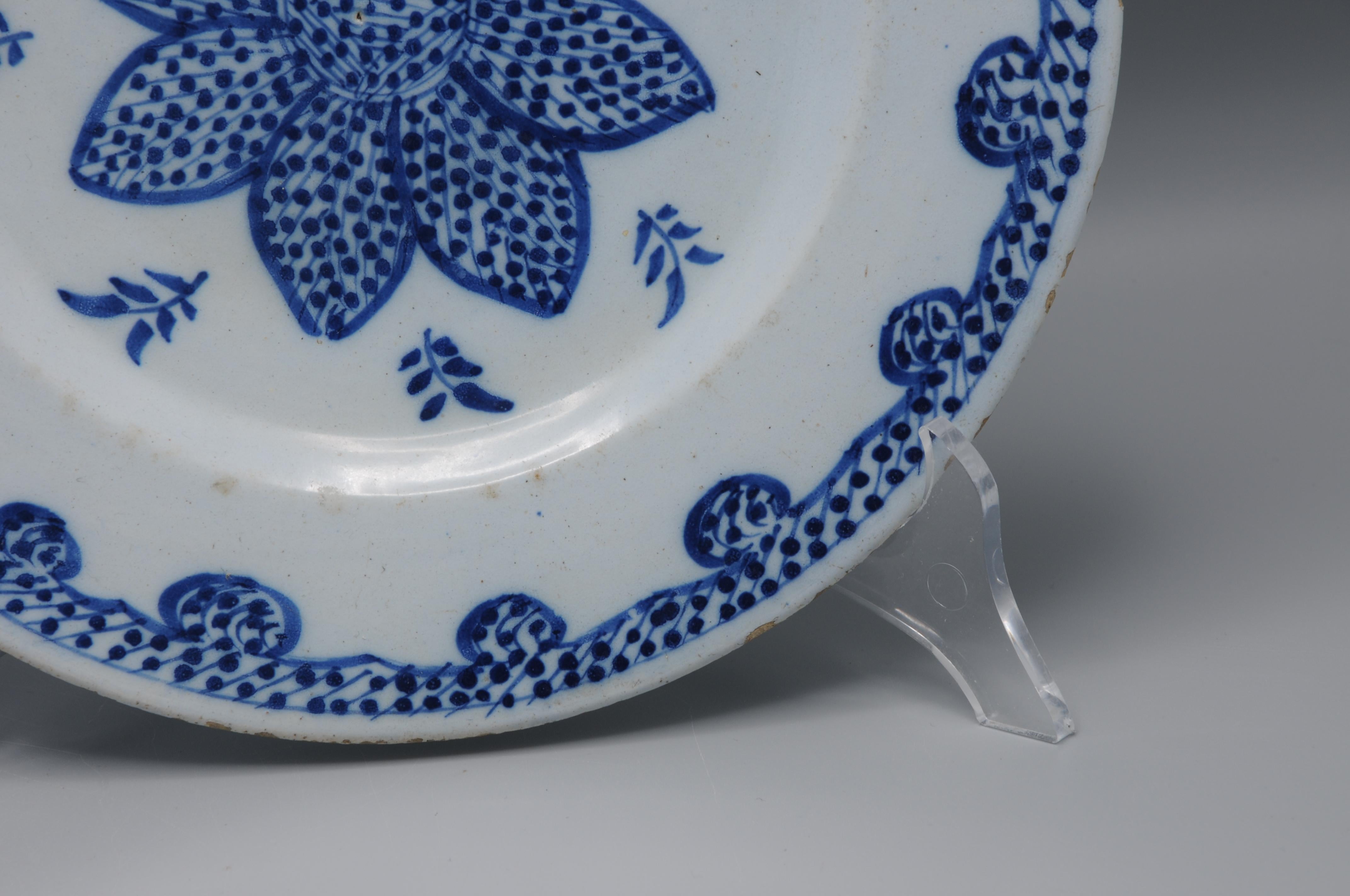 Poterie Delft - Pair of blue and white Delftware plates - 18th century en vente