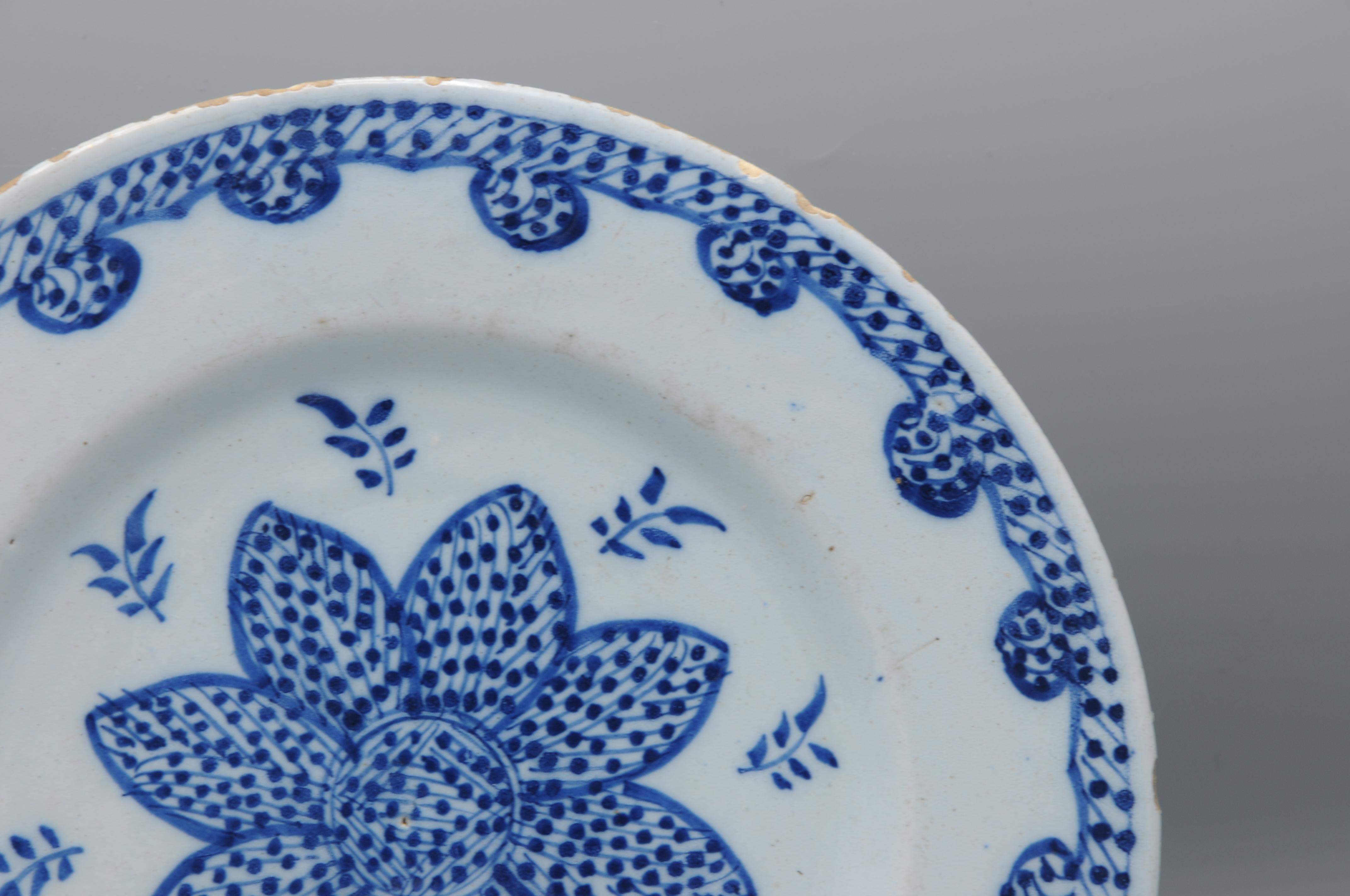 Delft - Pair of blue and white Delftware plates - 18th century en vente 1