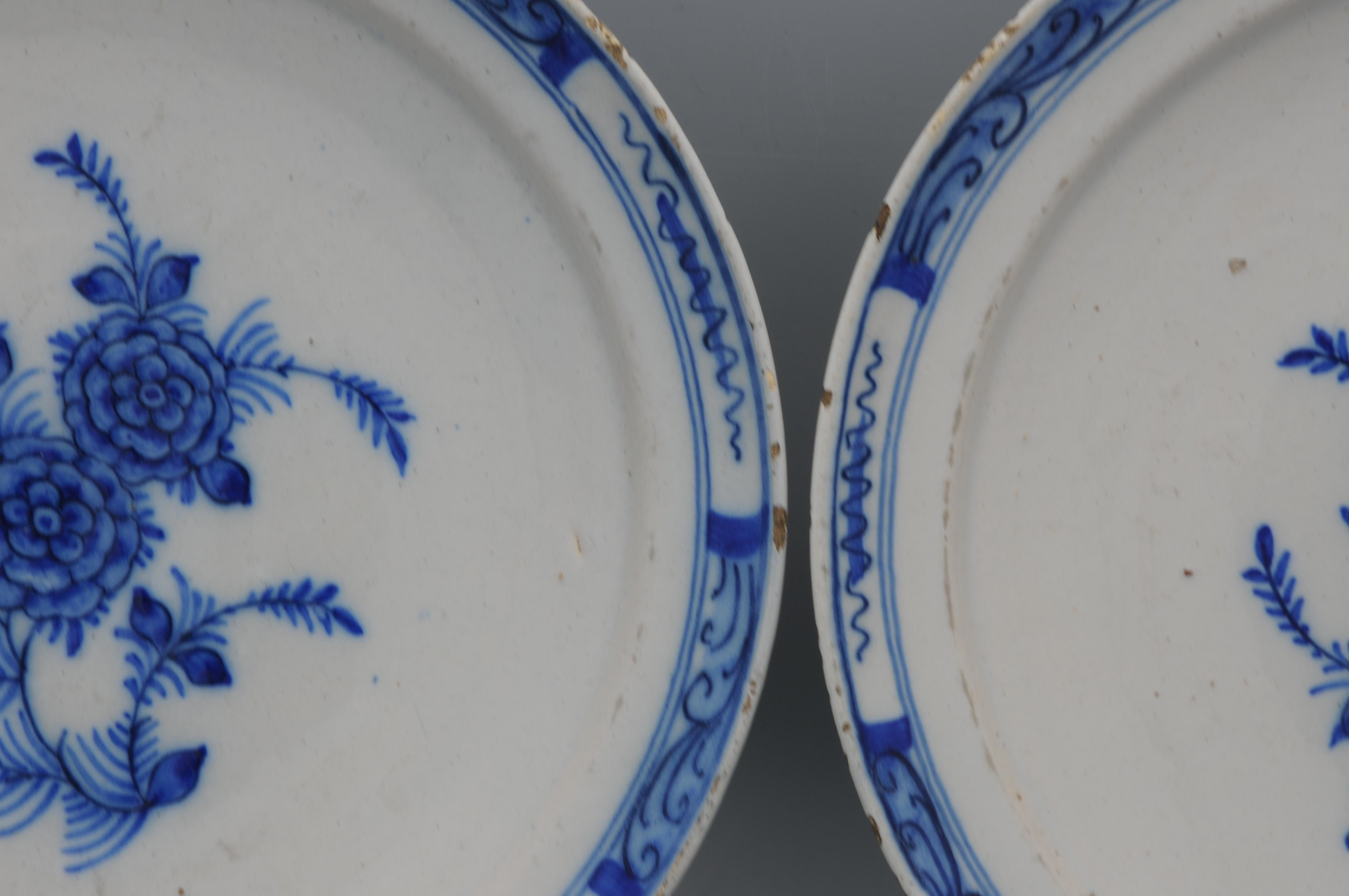Delft - Paire d'assiettes en faïence bleue et blanche avec des roses - 18e siècle en vente 2