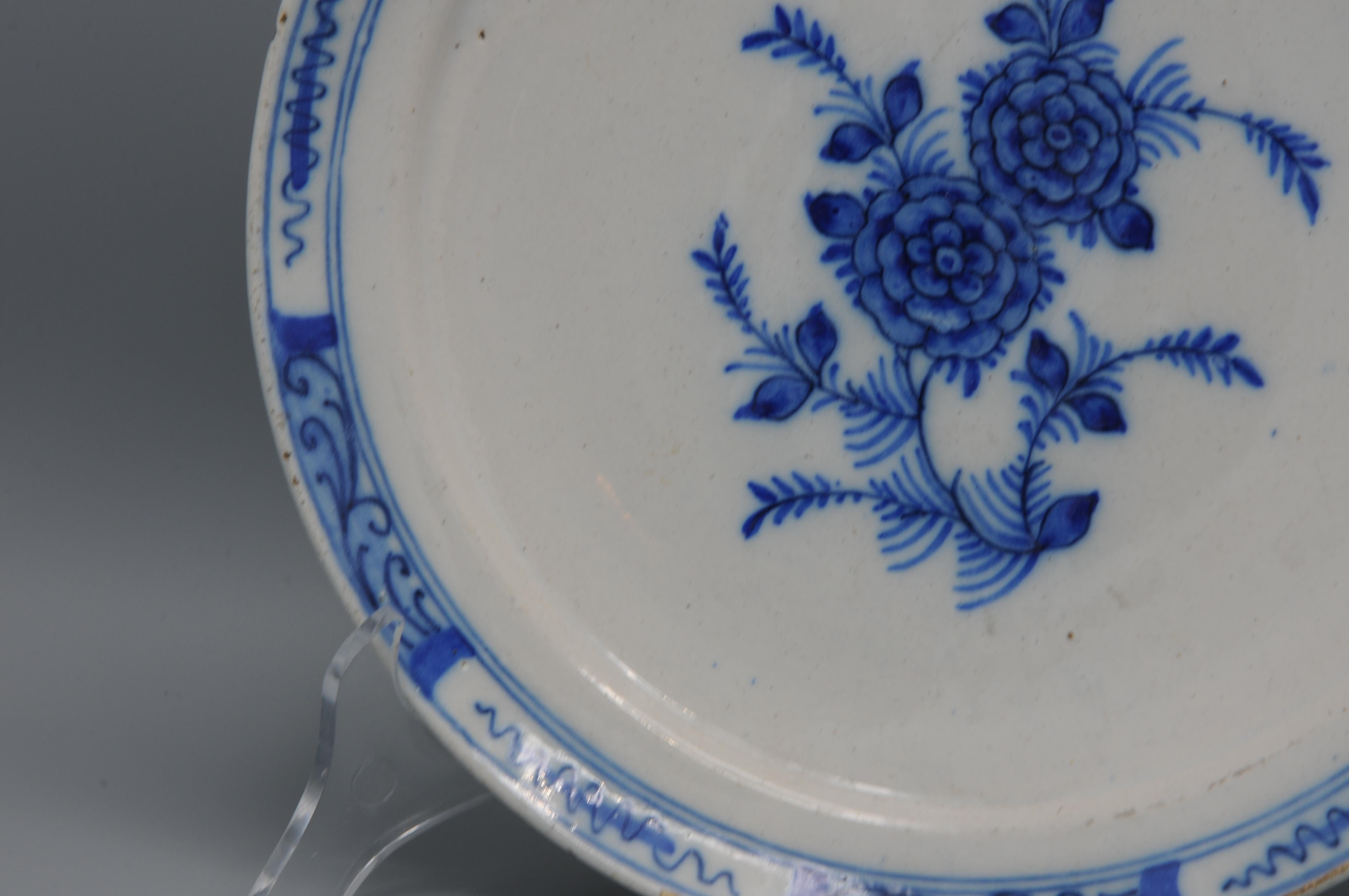 Delft - Paire d'assiettes en faïence bleue et blanche avec des roses - 18e siècle en vente 3