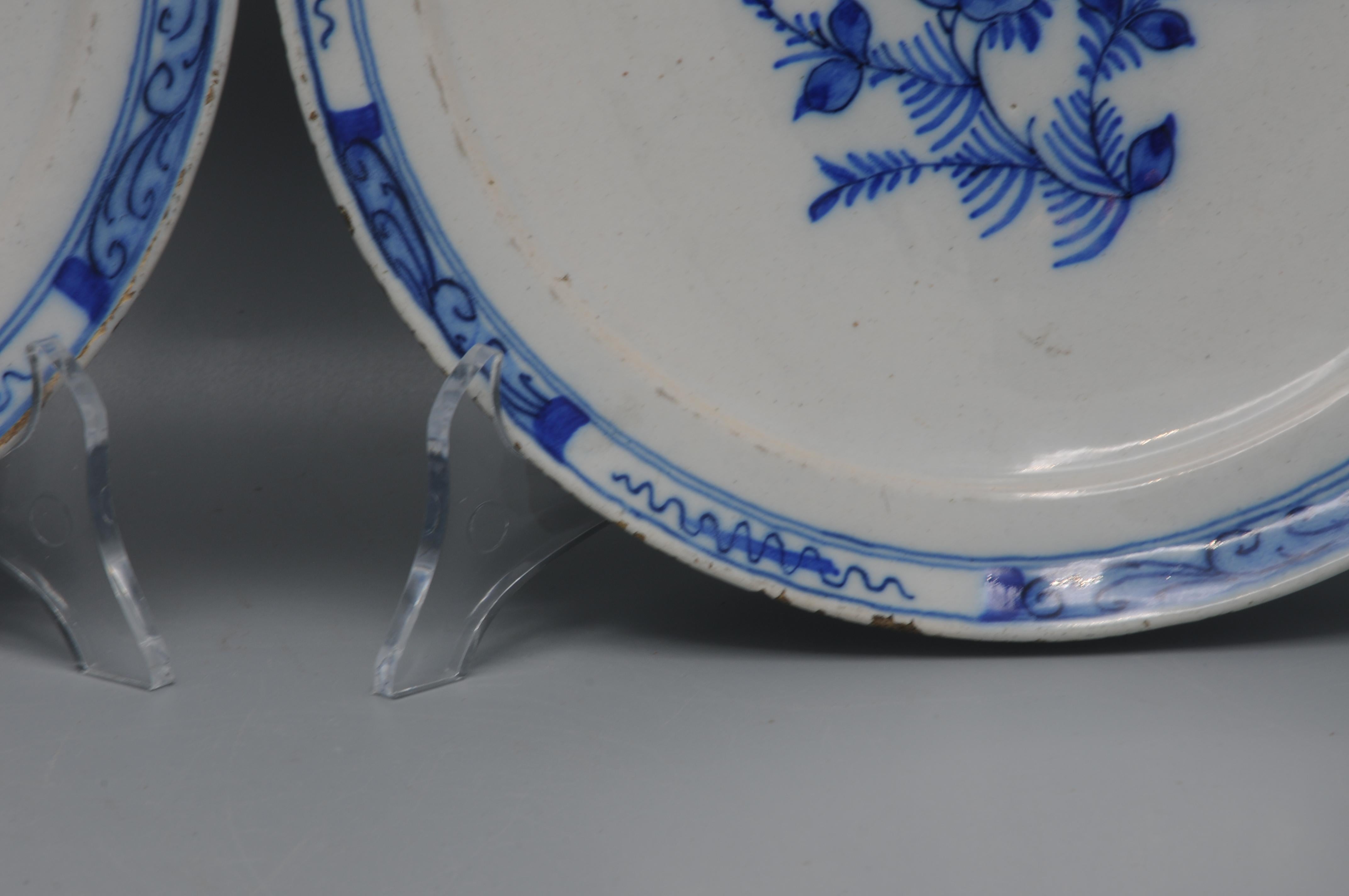 Delft - Paire d'assiettes en faïence bleue et blanche avec des roses - 18e siècle en vente 4