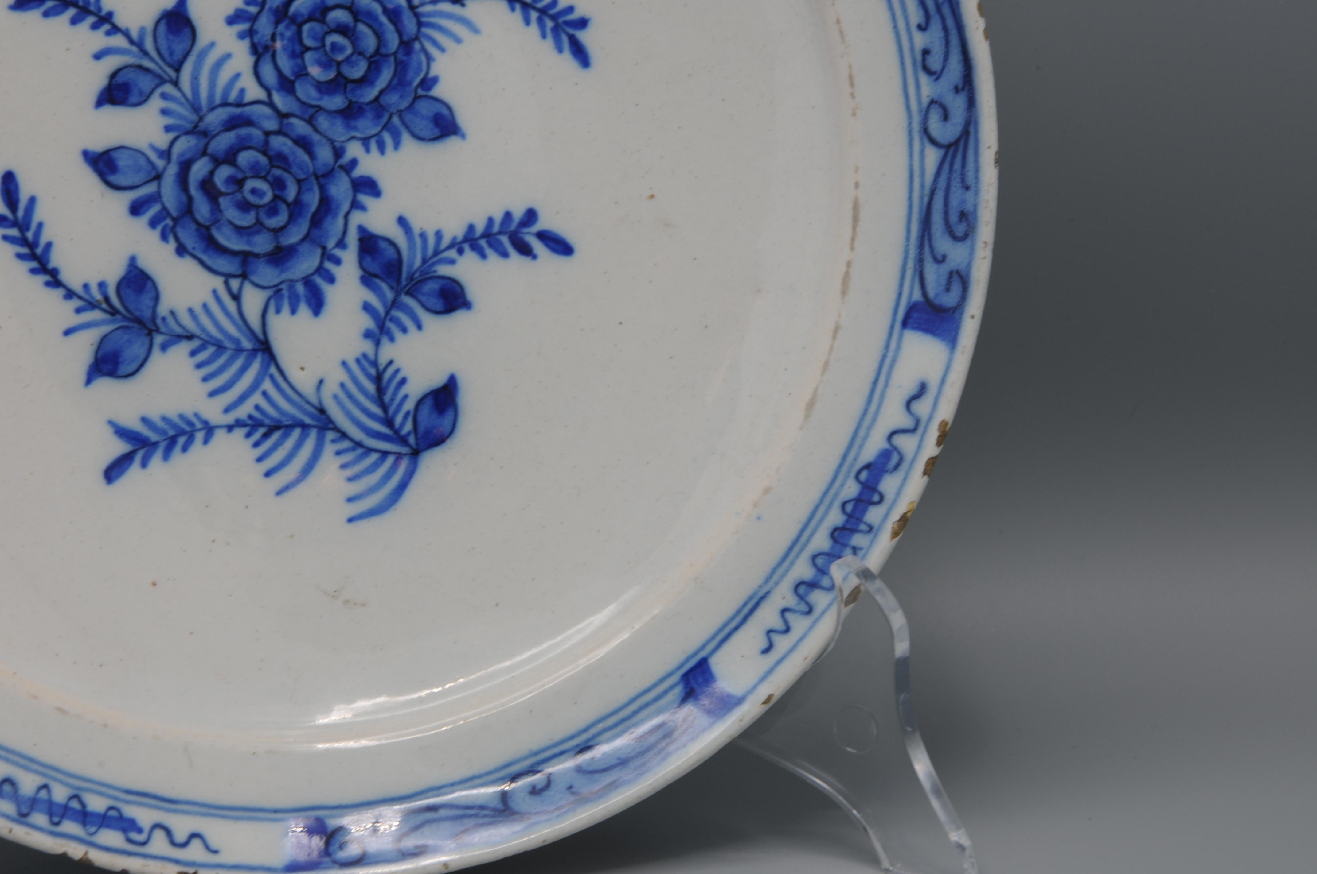 Delft - Paire d'assiettes en faïence bleue et blanche avec des roses - 18e siècle en vente 5