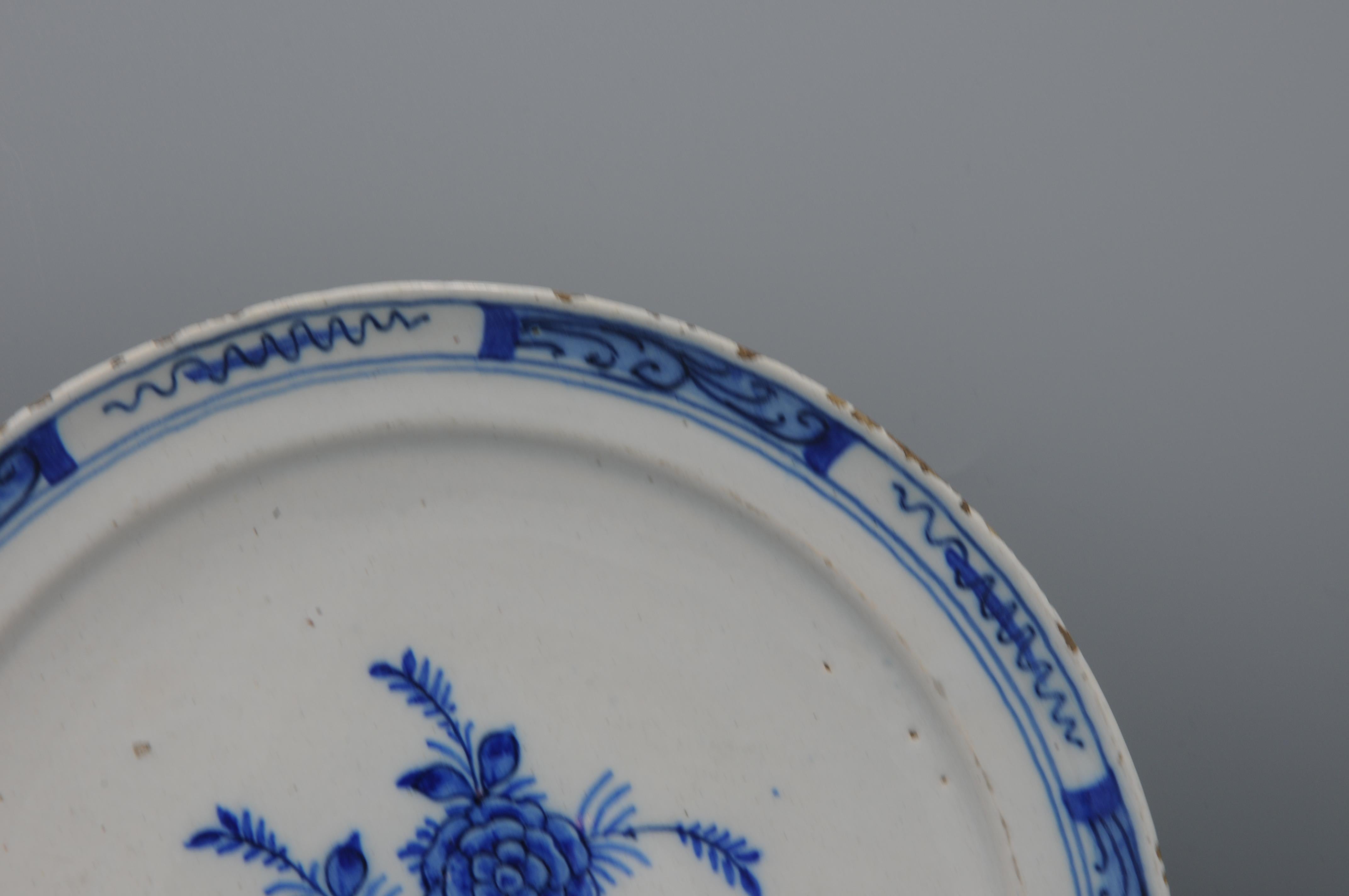 Delft - Paire d'assiettes en faïence bleue et blanche avec des roses - 18e siècle en vente 6