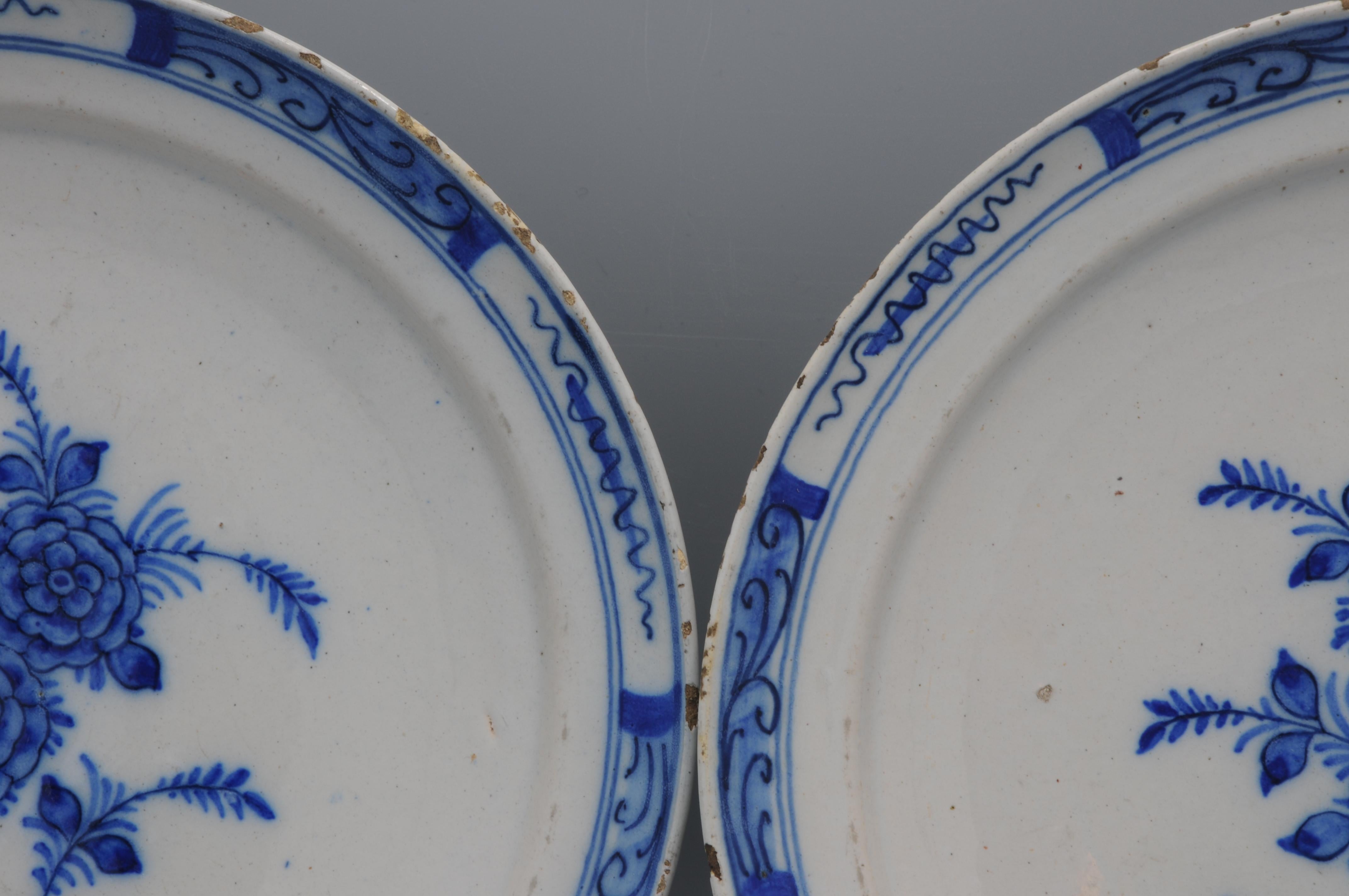 Delft - Paire d'assiettes en faïence bleue et blanche avec des roses - 18e siècle en vente 7