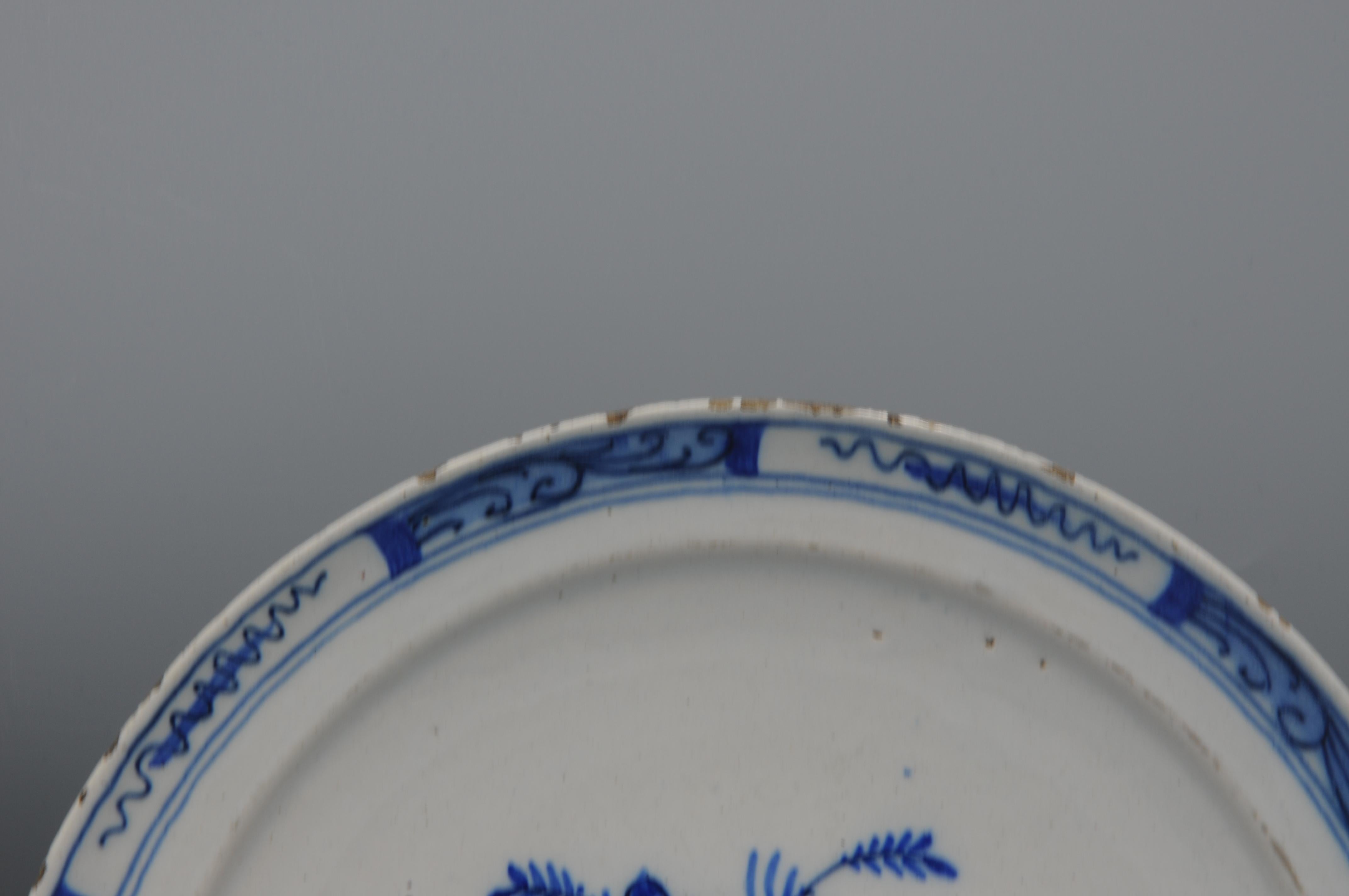Delft - Paire d'assiettes en faïence bleue et blanche avec des roses - 18e siècle en vente 8