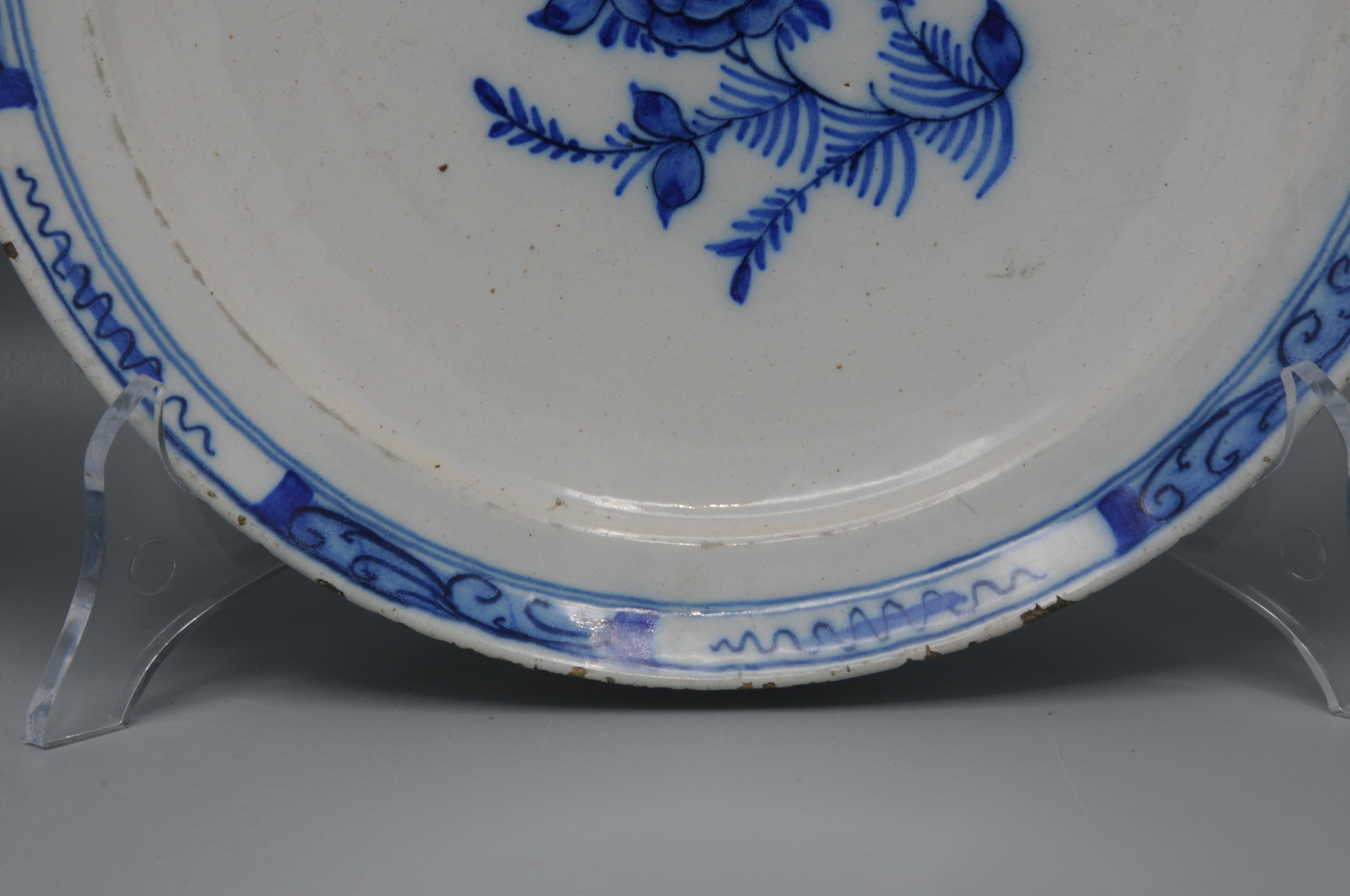 Delft - Paire d'assiettes en faïence bleue et blanche avec des roses - 18e siècle en vente 9