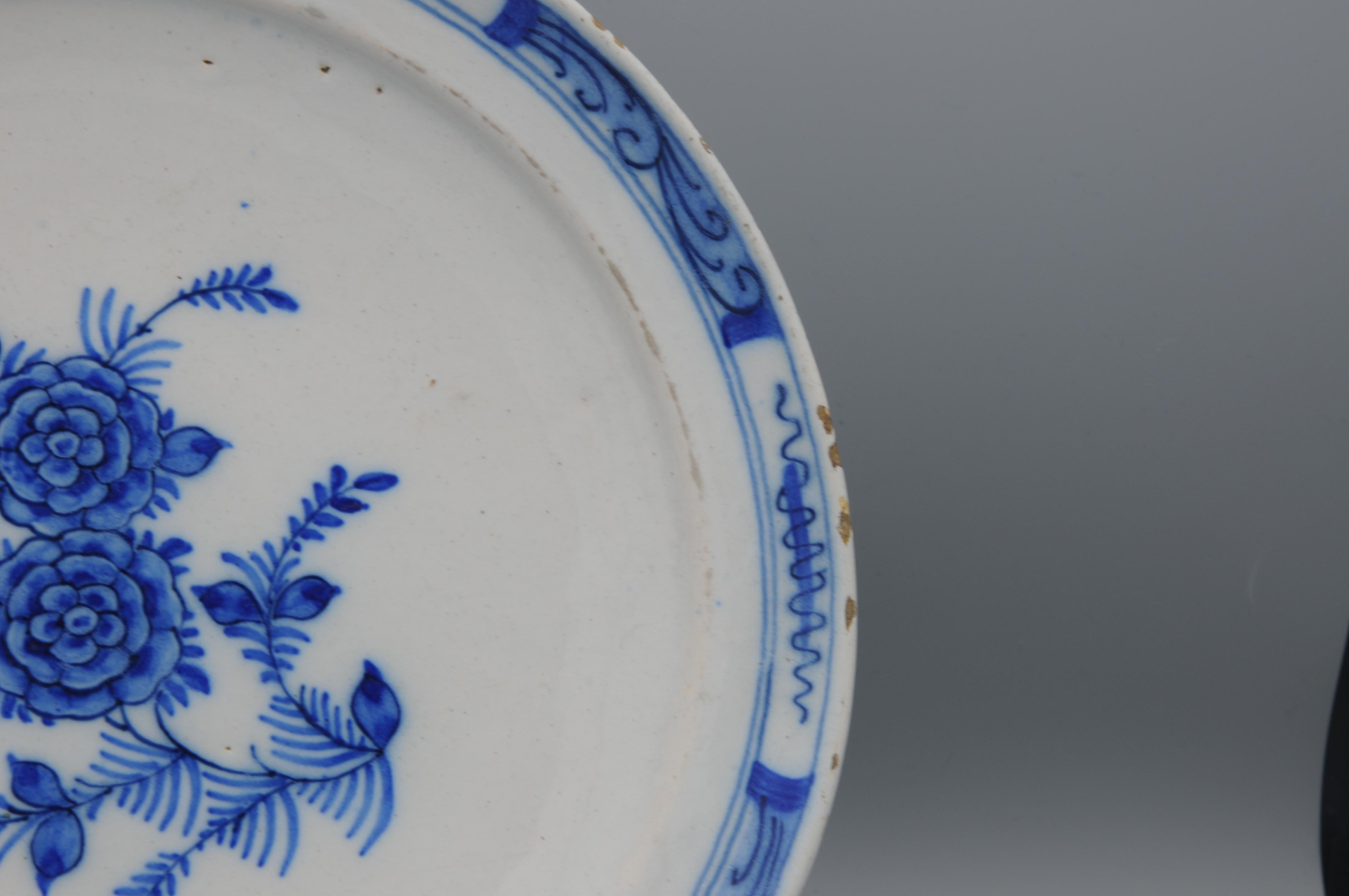 Delft - Paire d'assiettes en faïence bleue et blanche avec des roses - 18e siècle en vente 10