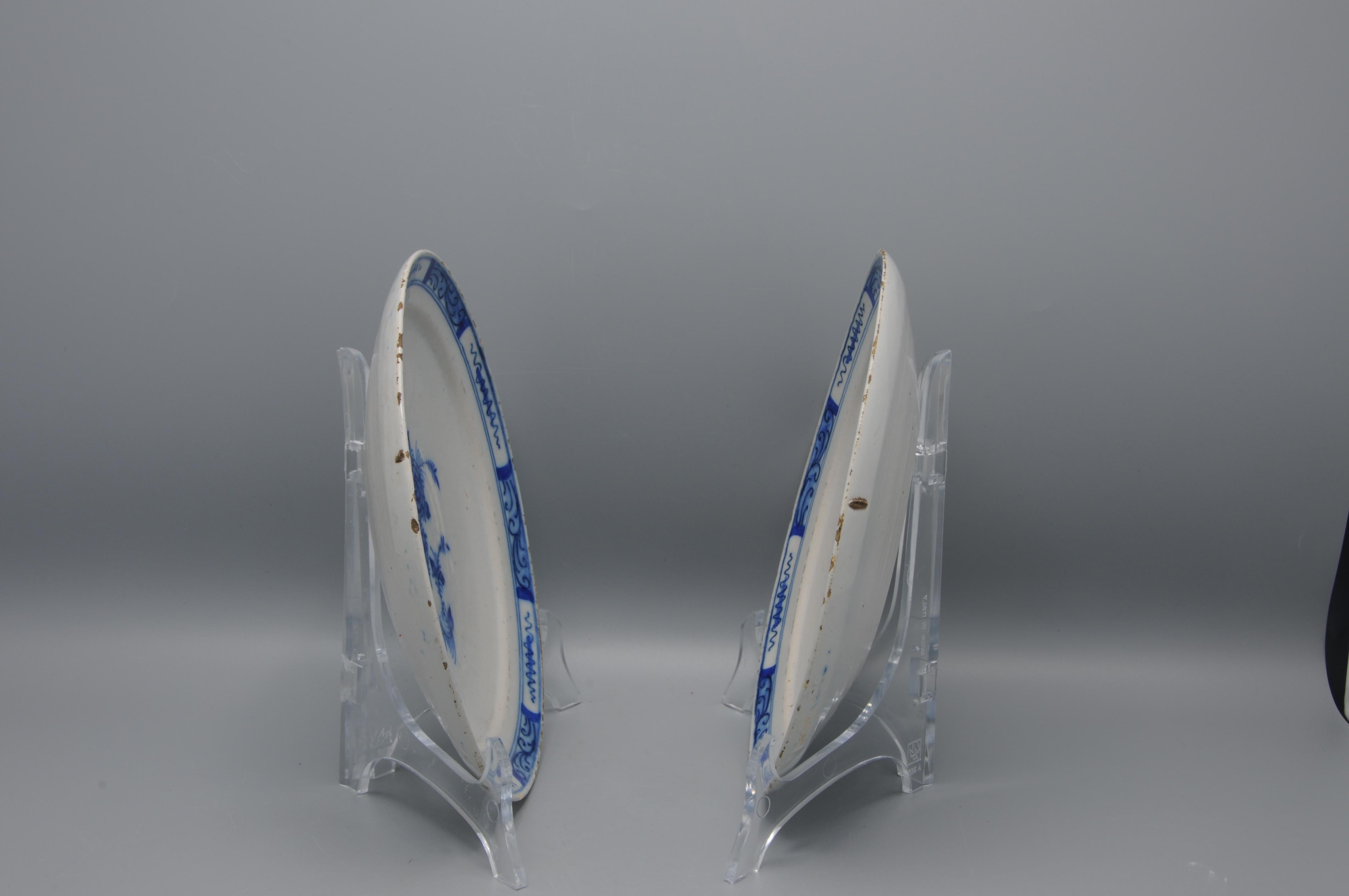 Delft - Paire d'assiettes en faïence bleue et blanche avec des roses - 18e siècle en vente 11