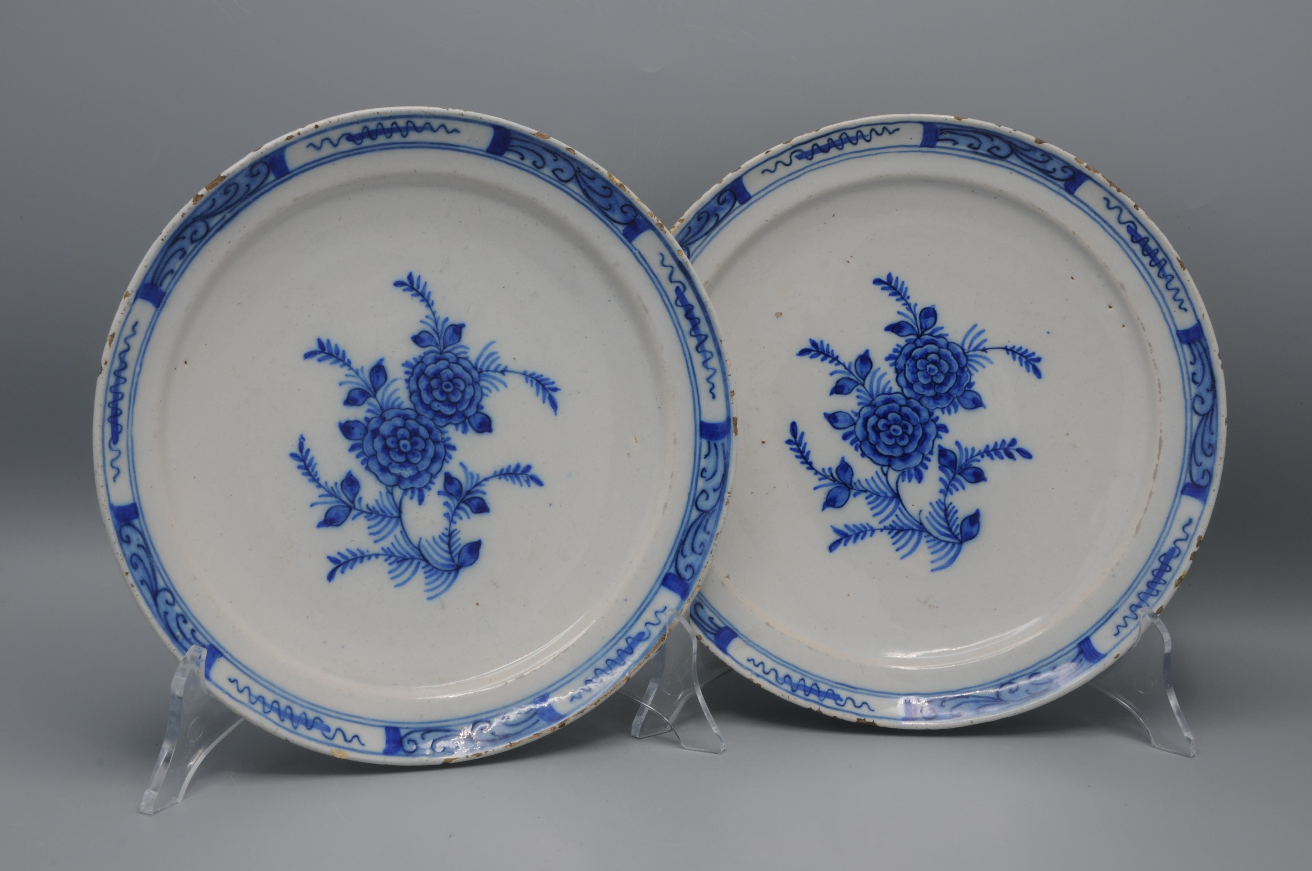 Néerlandais Delft - Paire d'assiettes en faïence bleue et blanche avec des roses - 18e siècle en vente