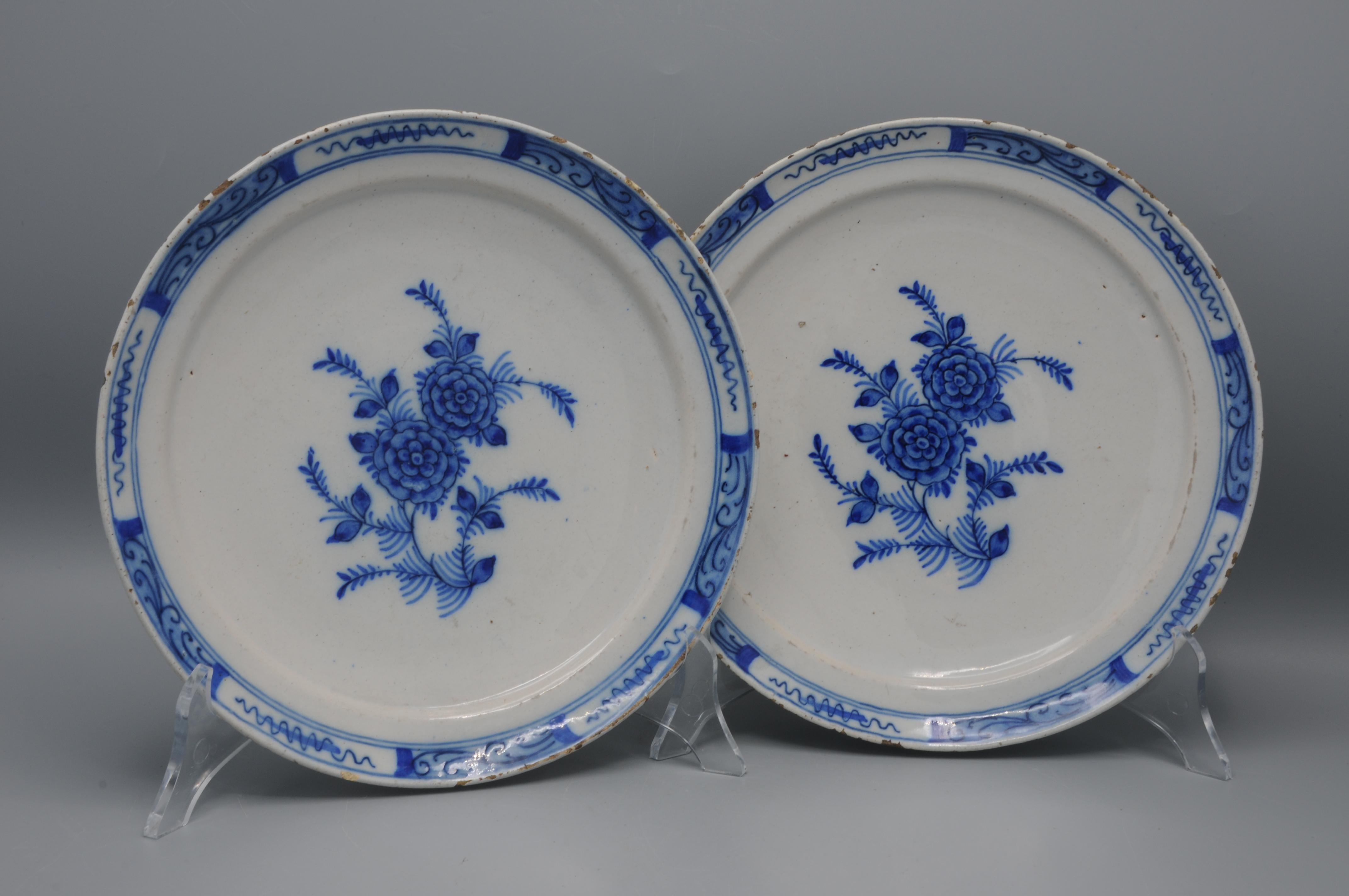 Vernissé Delft - Paire d'assiettes en faïence bleue et blanche avec des roses - 18e siècle en vente