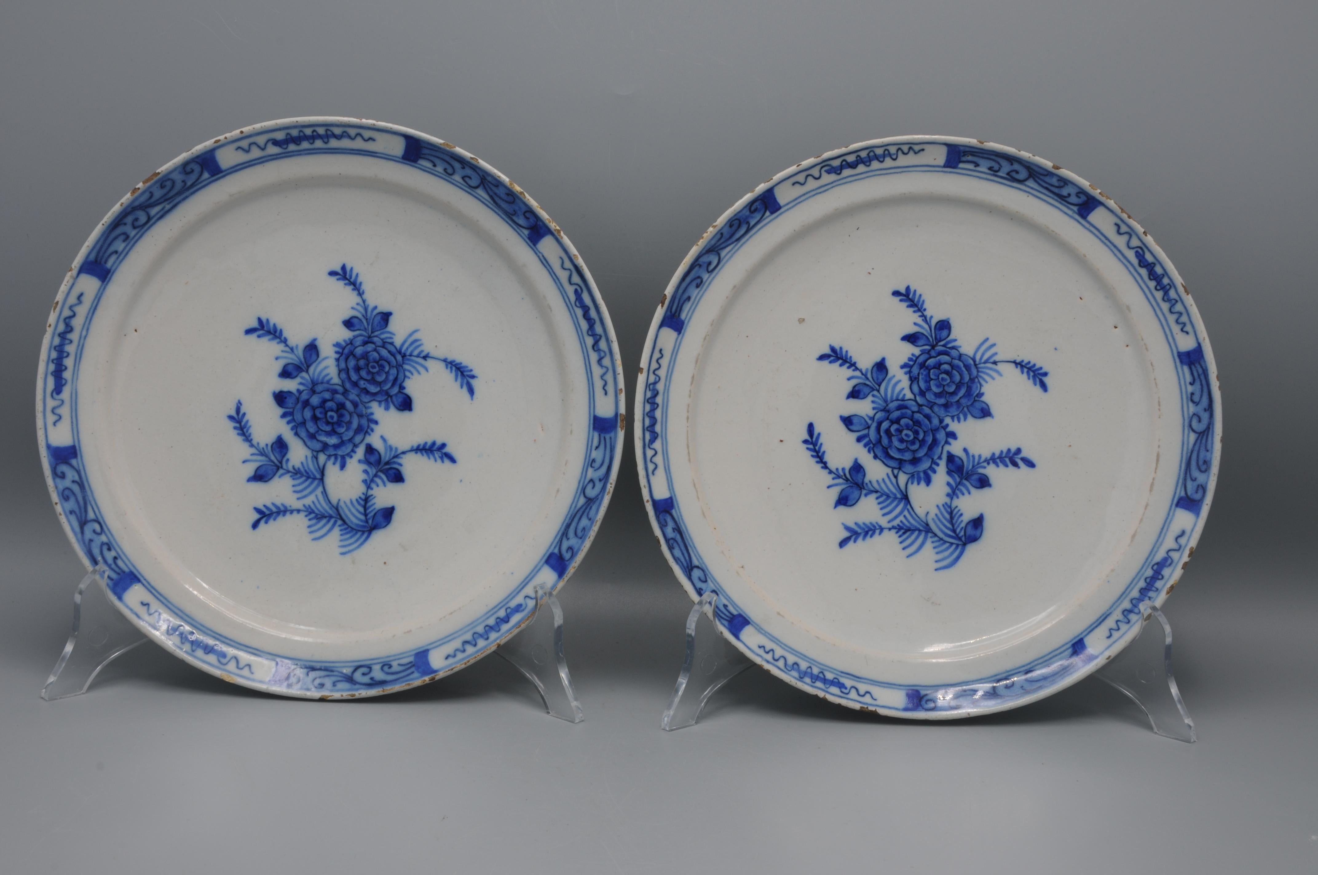 Delft - Paire d'assiettes en faïence bleue et blanche avec des roses - 18e siècle Bon état - En vente à DELFT, NL
