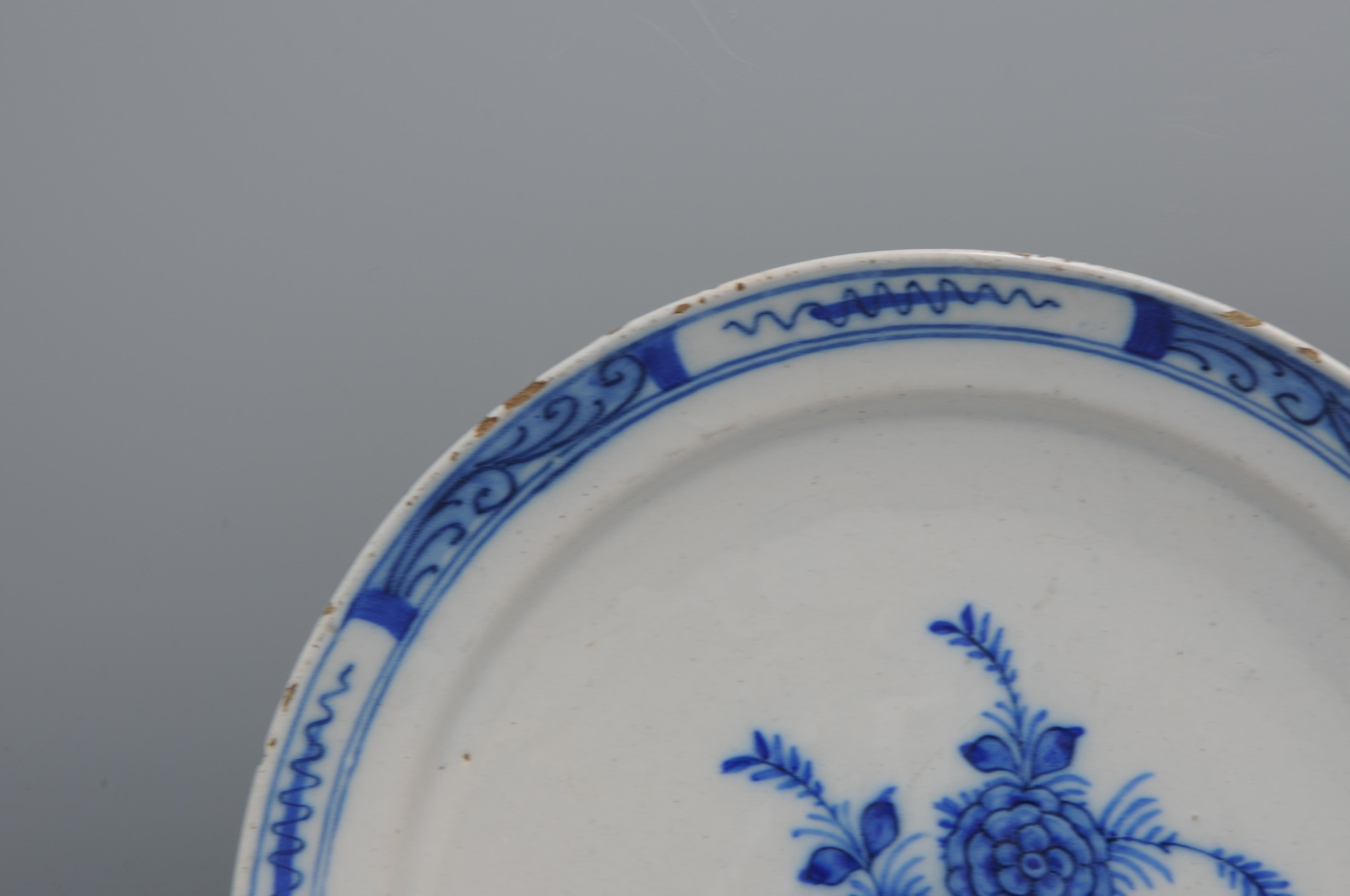 XVIIIe siècle et antérieur Delft - Paire d'assiettes en faïence bleue et blanche avec des roses - 18e siècle en vente