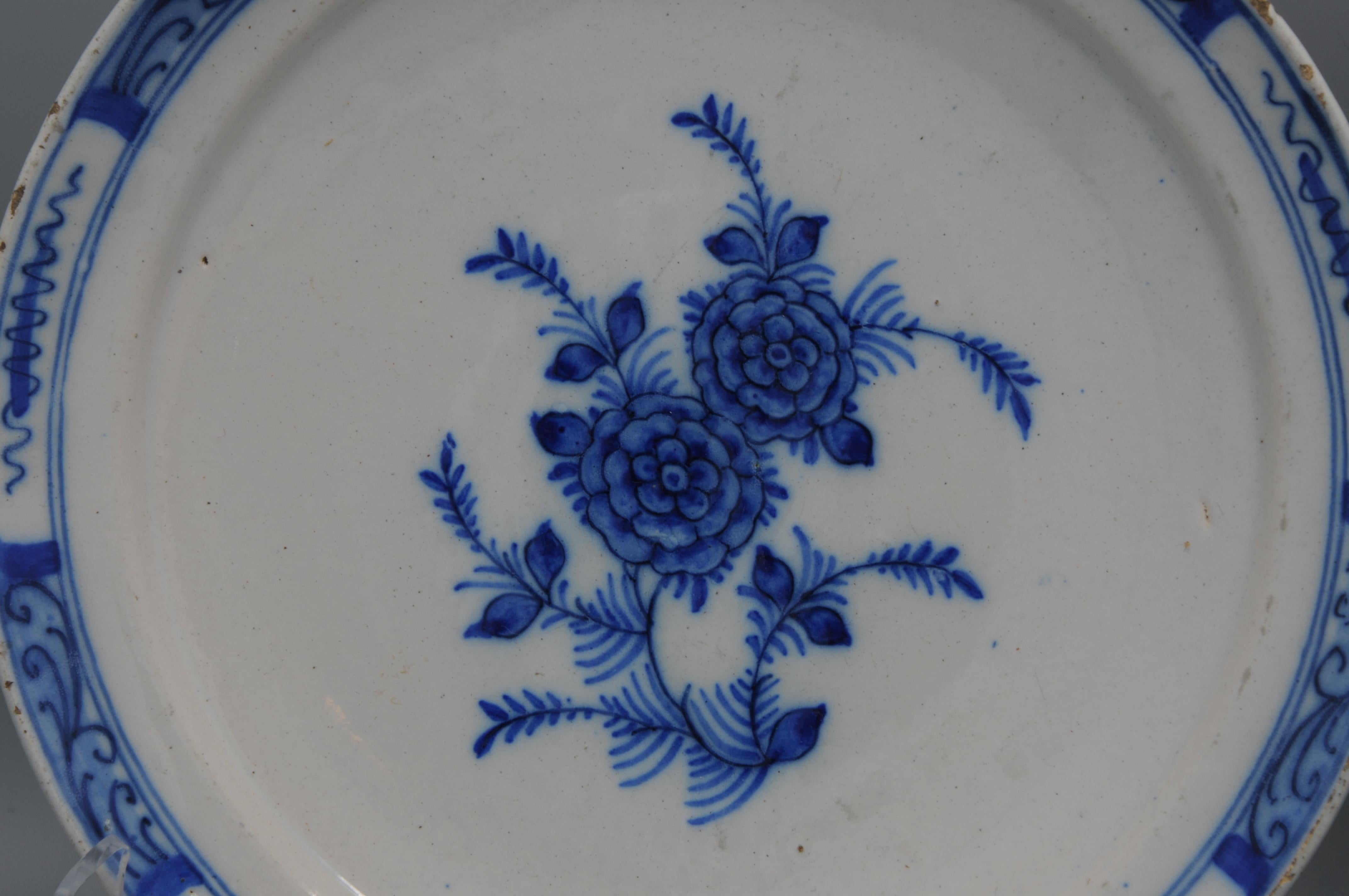 Poterie Delft - Paire d'assiettes en faïence bleue et blanche avec des roses - 18e siècle en vente