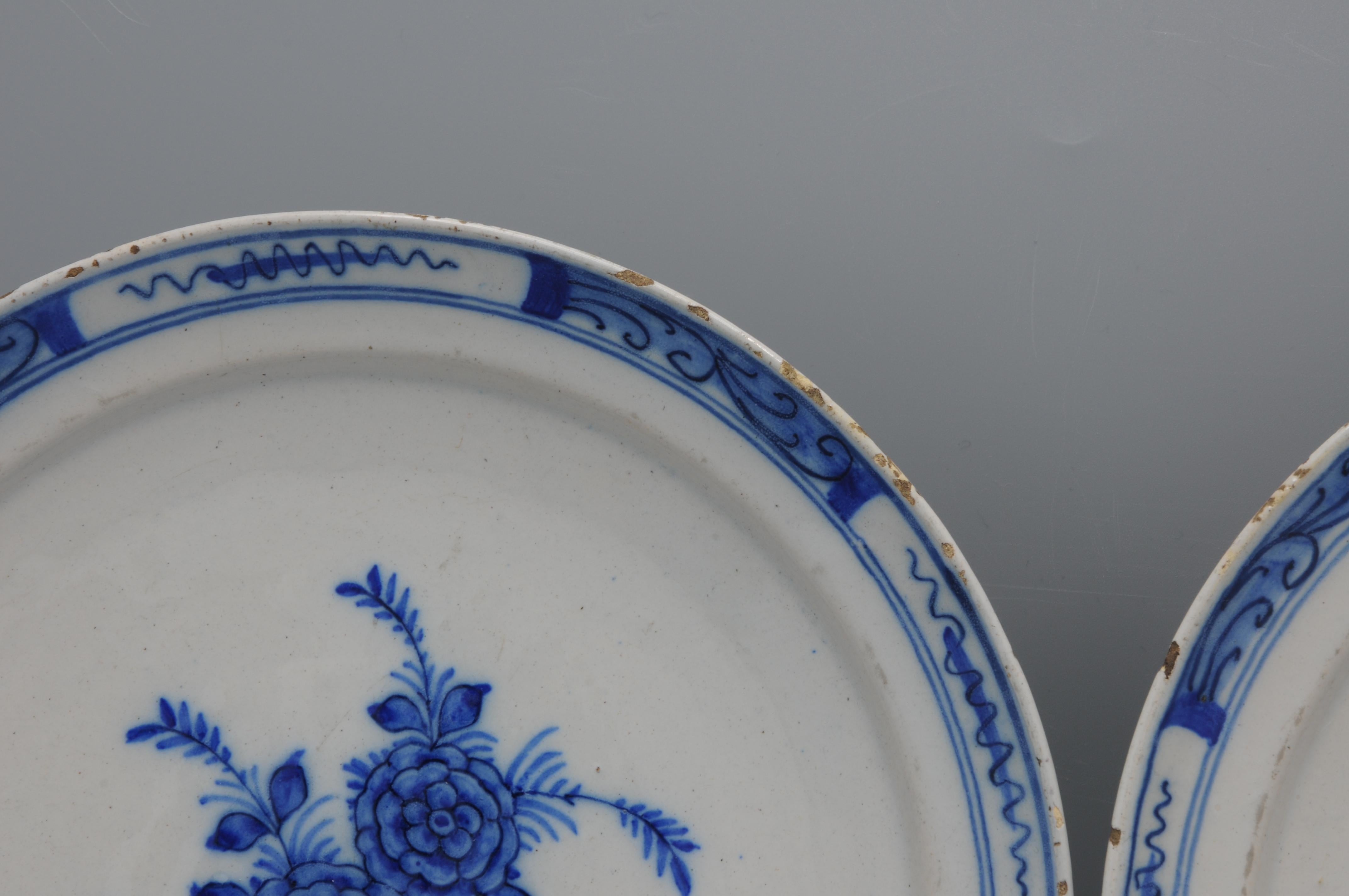 Delft - Paire d'assiettes en faïence bleue et blanche avec des roses - 18e siècle en vente 1