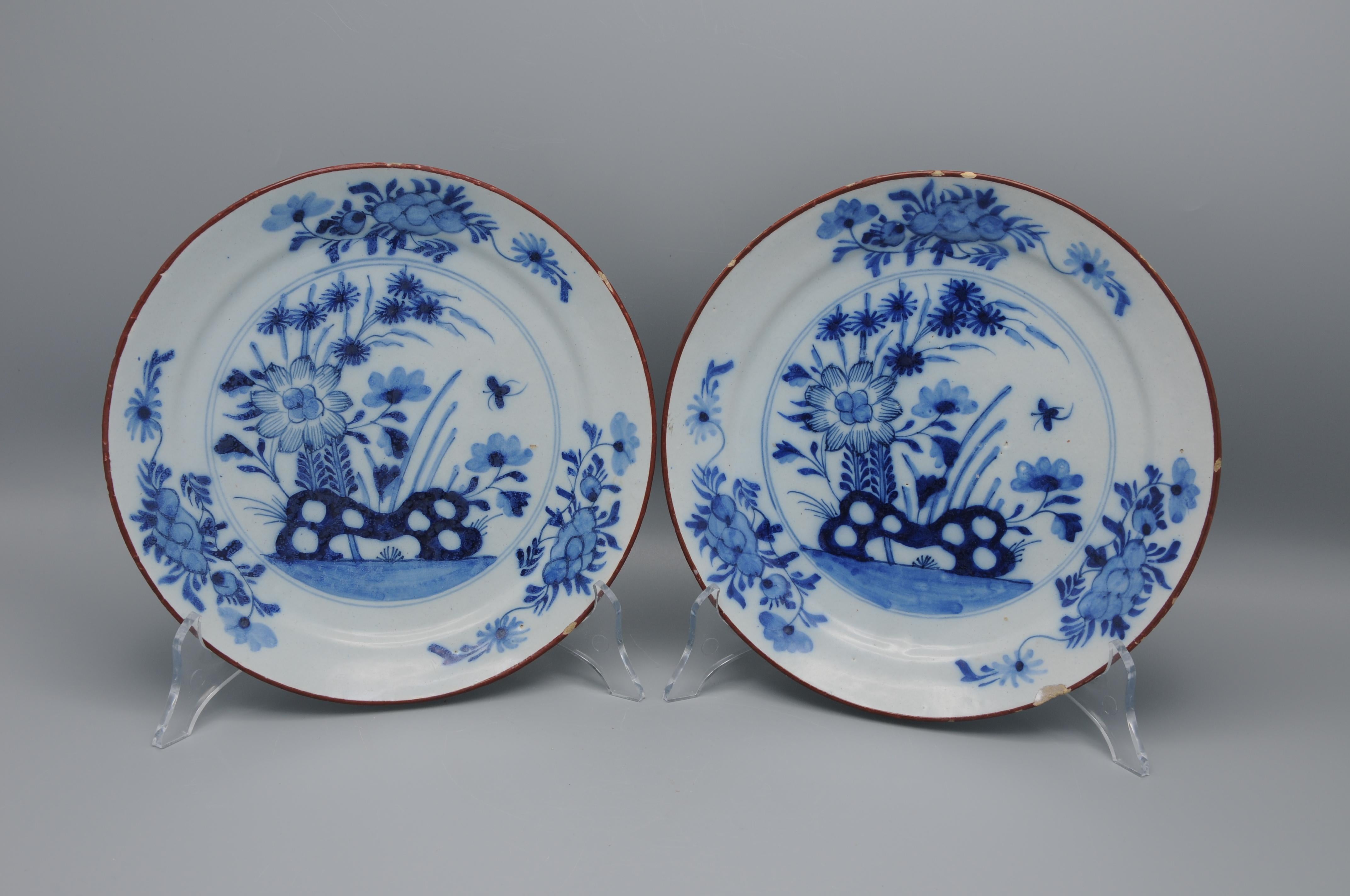 Chinoiserie Delft - Pair of blue and white Delftware plates - 18th century For Sale