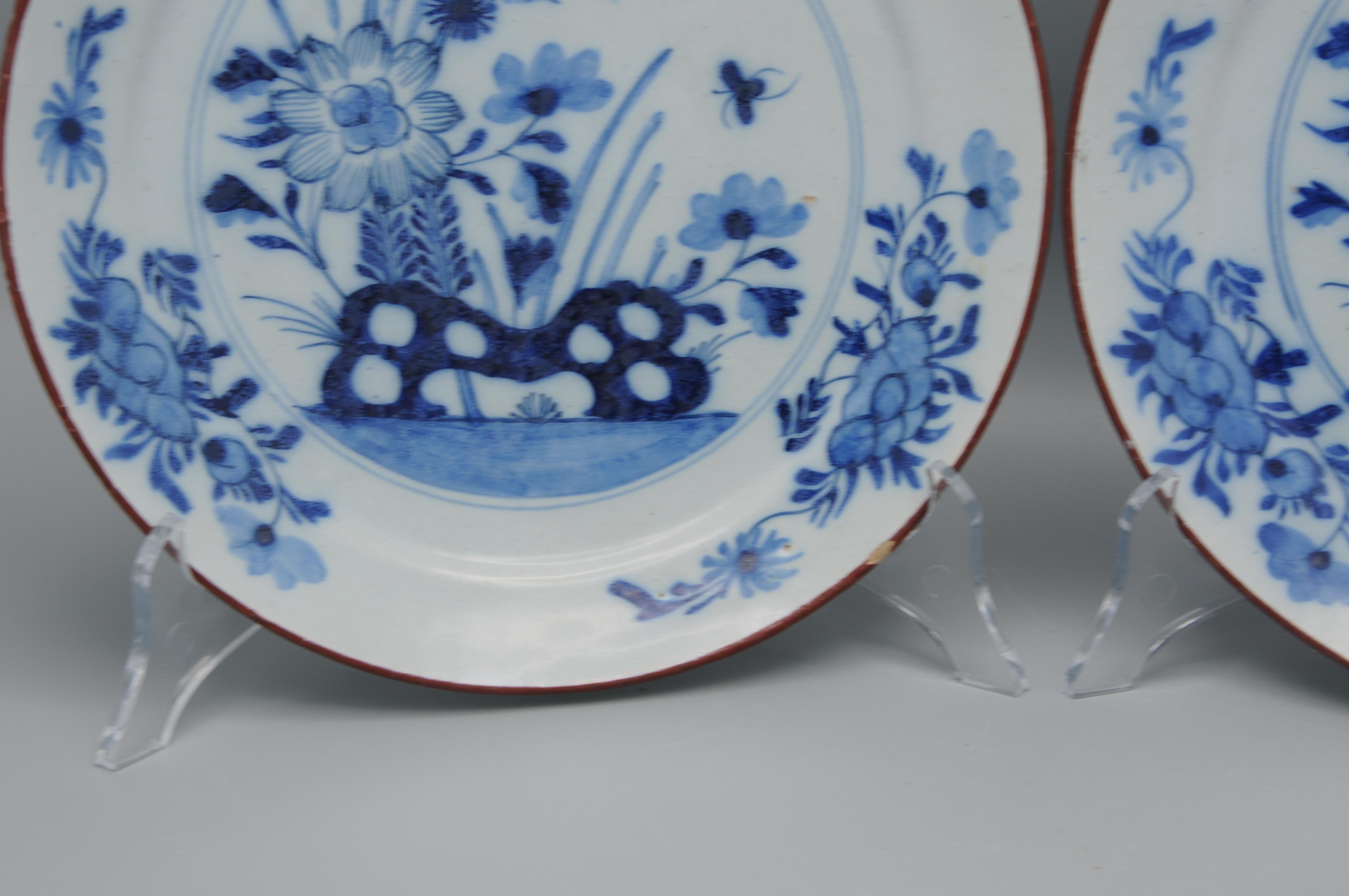 Delft - Pair of blue and white Delftware plates - 18th century In Good Condition For Sale In DELFT, NL
