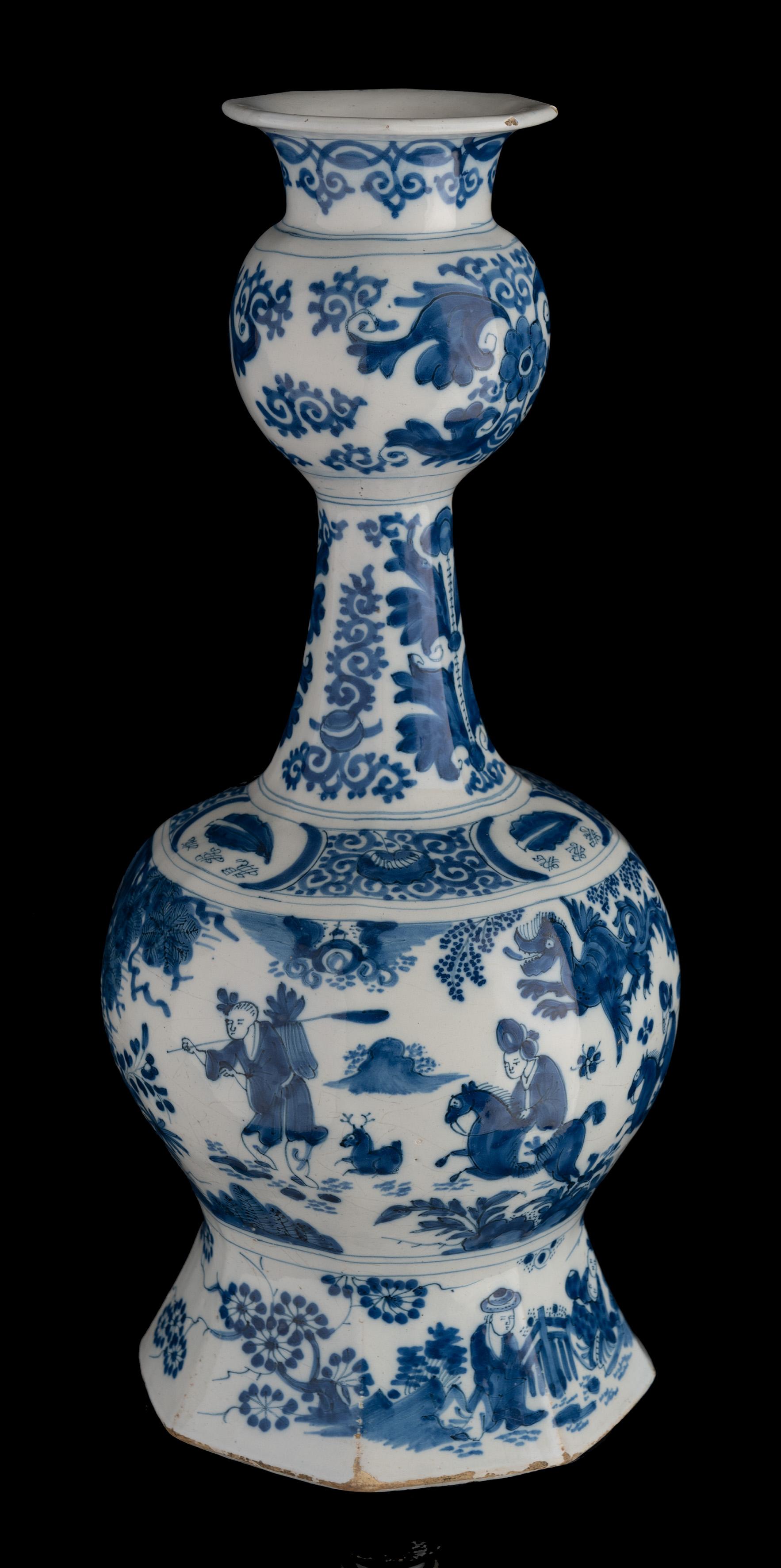 Delft Pair of blue and white garlic-head chinoiserie bottle vases 1680-1690 For Sale 4