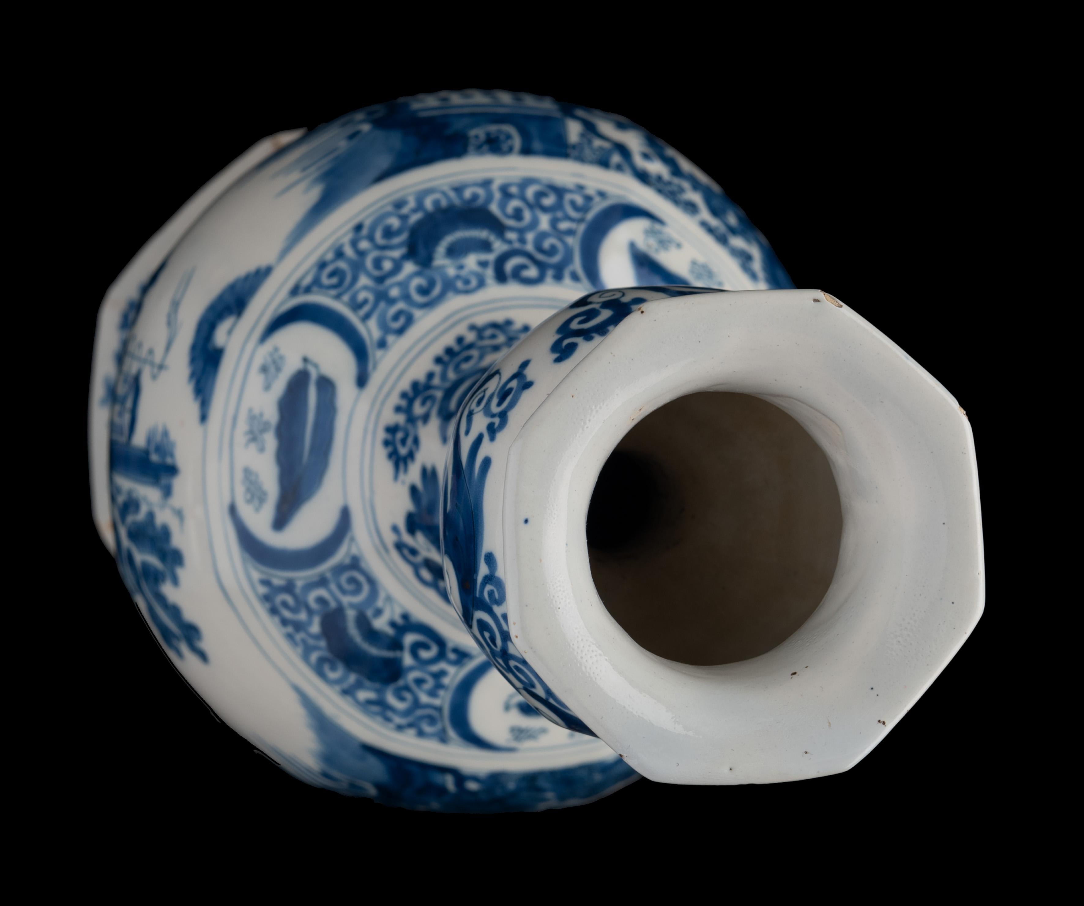 Delft Pair of blue and white garlic-head chinoiserie bottle vases 1680-1690 In Good Condition For Sale In ROSSUM, GE