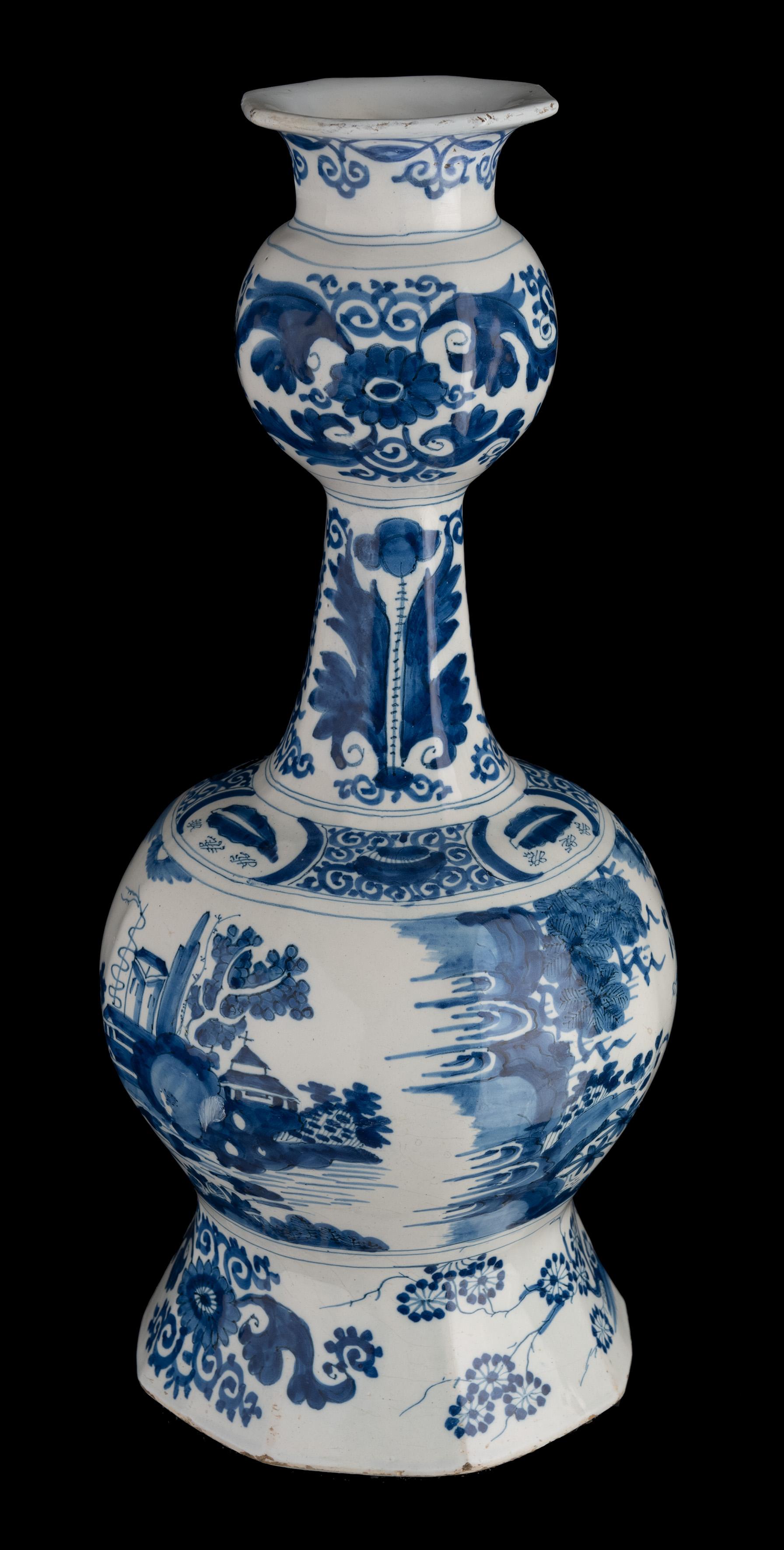 Delft Zwei blau-weiße Chinoiserie-Flaschenvasen mit Knoblauchkopf 1680-1690 (Keramik) im Angebot