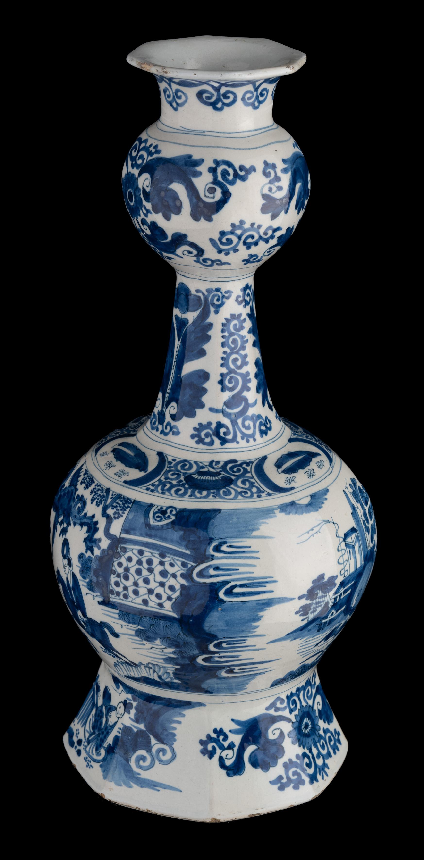 Delft Pair of blue and white garlic-head chinoiserie bottle vases 1680-1690 For Sale 1