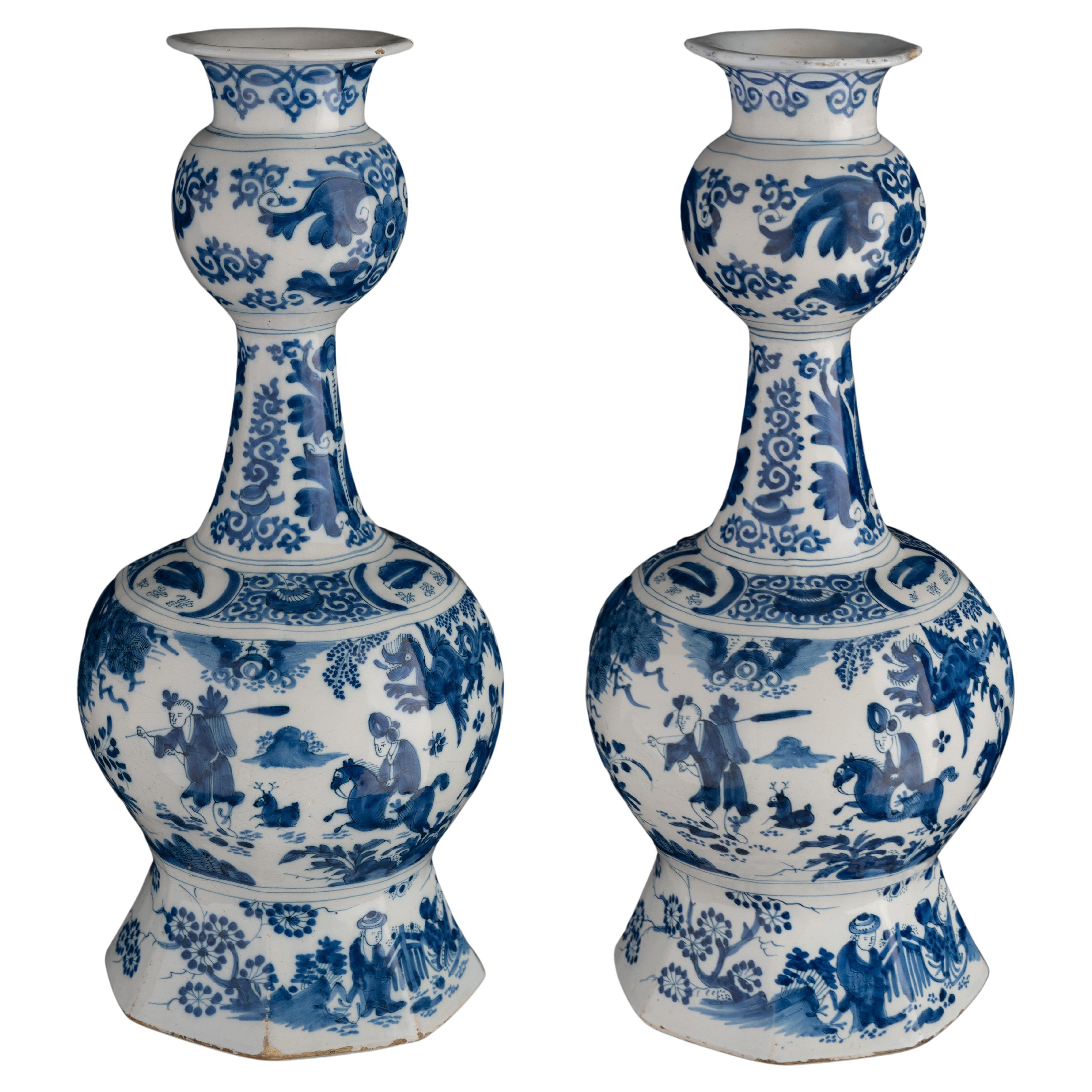 Delft Pair of blue and white garlic-head chinoiserie bottle vases 1680-1690 For Sale