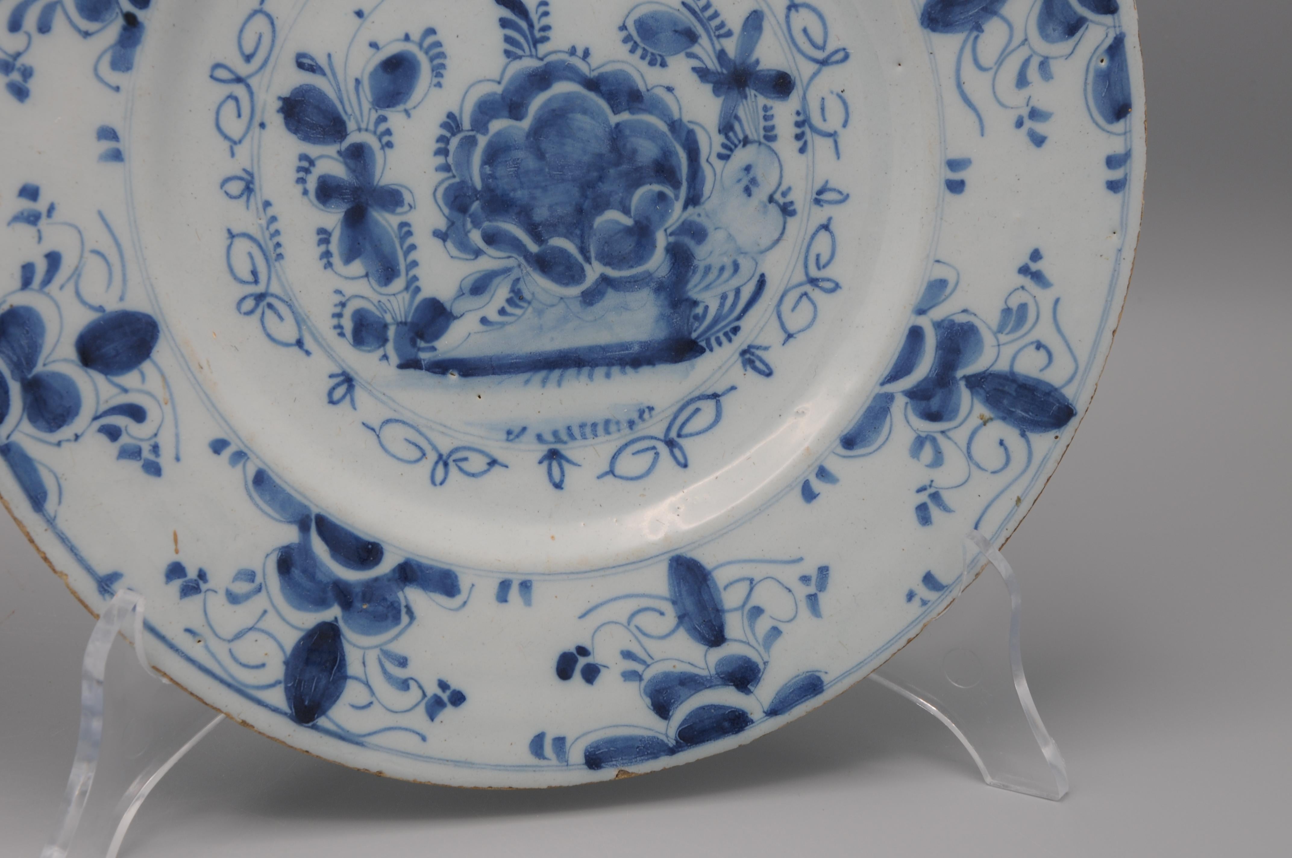 Delft - Pareja de platos florales azules Delfware - Siglo XVIII en venta 2