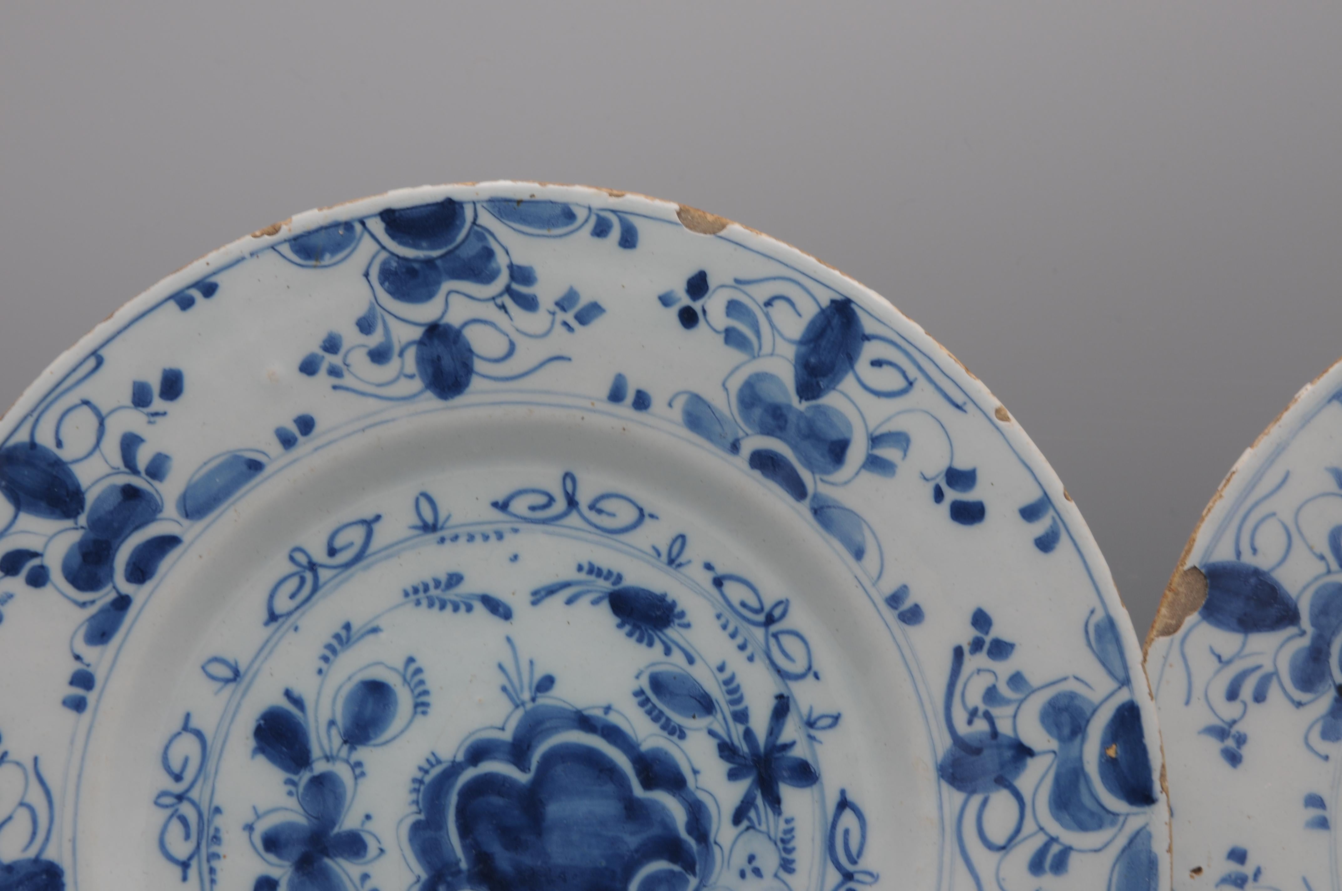 Delft - Pareja de platos florales azules Delfware - Siglo XVIII en venta 3