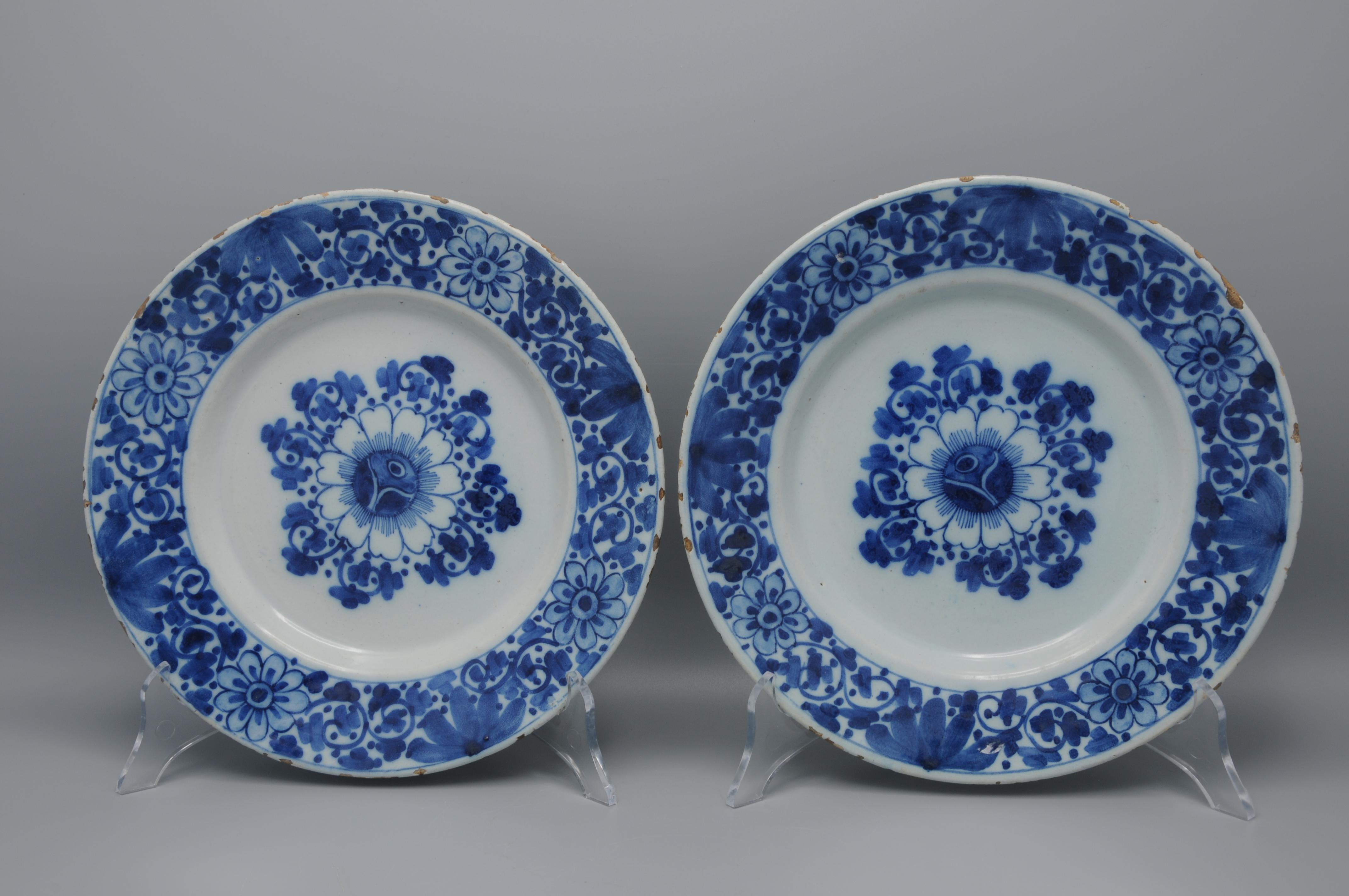 Delft - Pareja de platos florales azules Delfware - Siglo XVIII Chinoiserie en venta