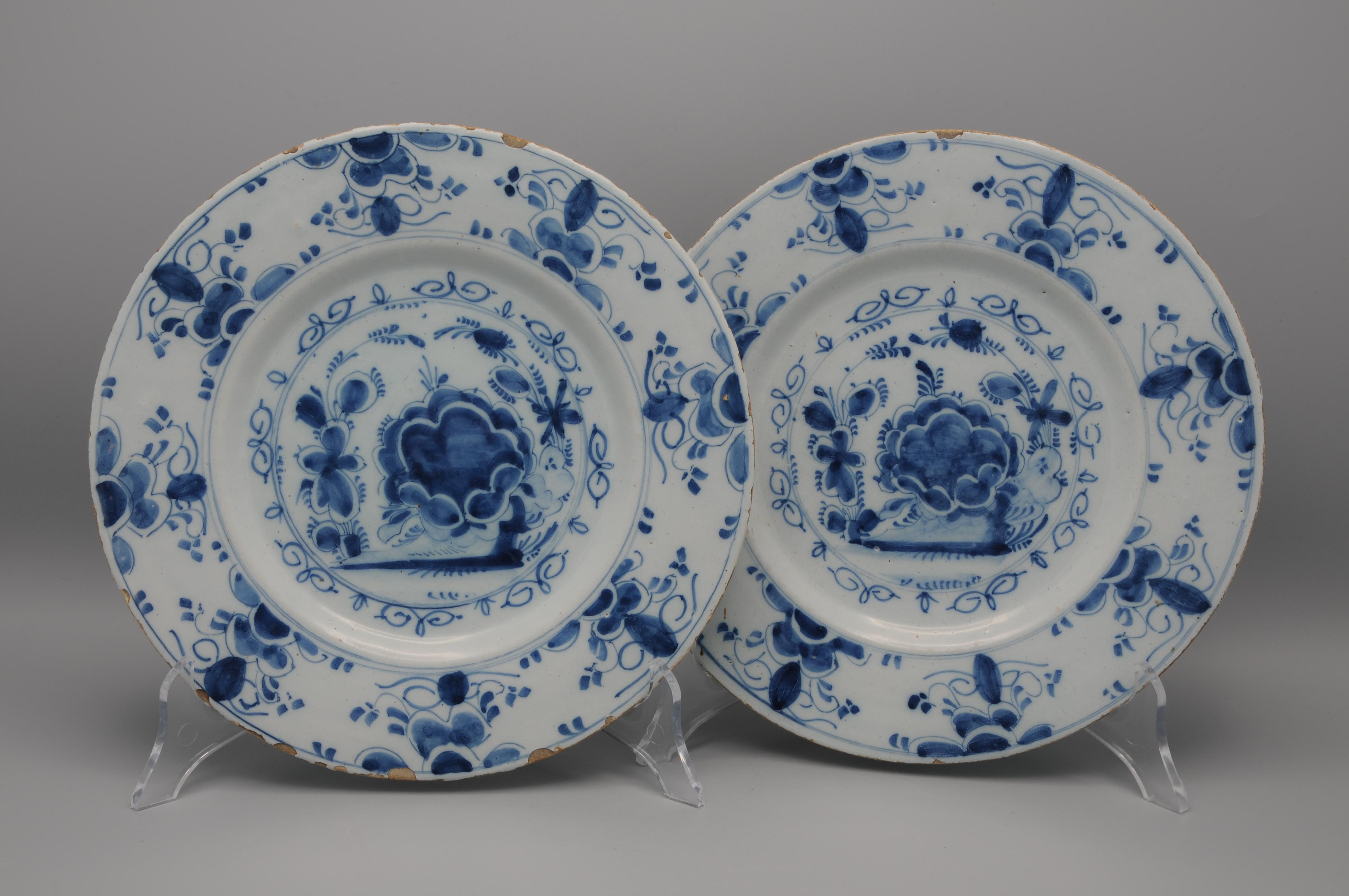 Delft - Pareja de platos florales azules Delfware - Siglo XVIII Chinoiserie en venta