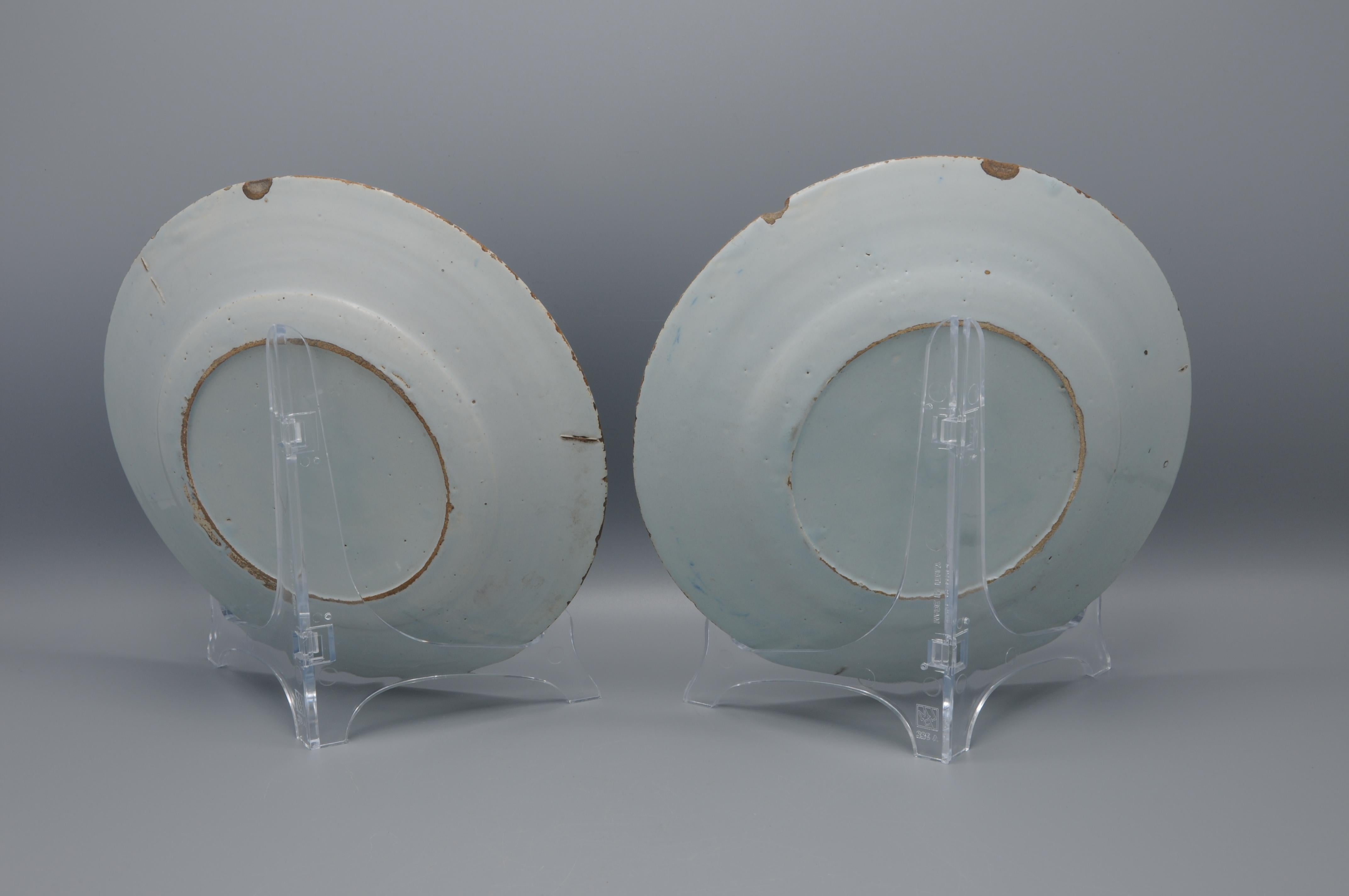 Delft - Pareja de platos florales azules Delfware - Siglo XVIII en Bueno estado para la venta en DELFT, NL